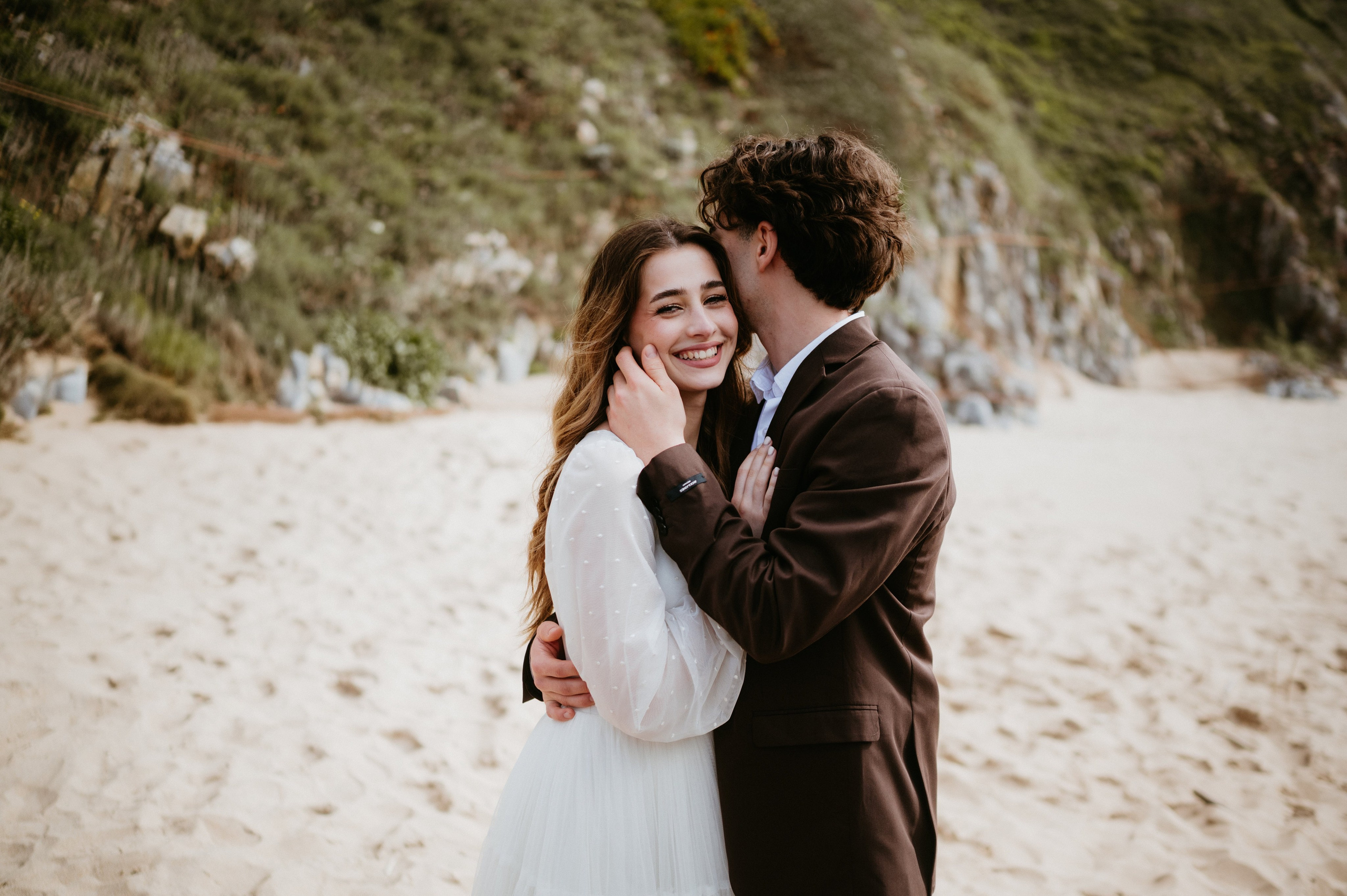 Ședință foto de nuntă pe plaja Adraga – emoție la malul oceanului Atlantic. Valentin Melen — wedding photographer