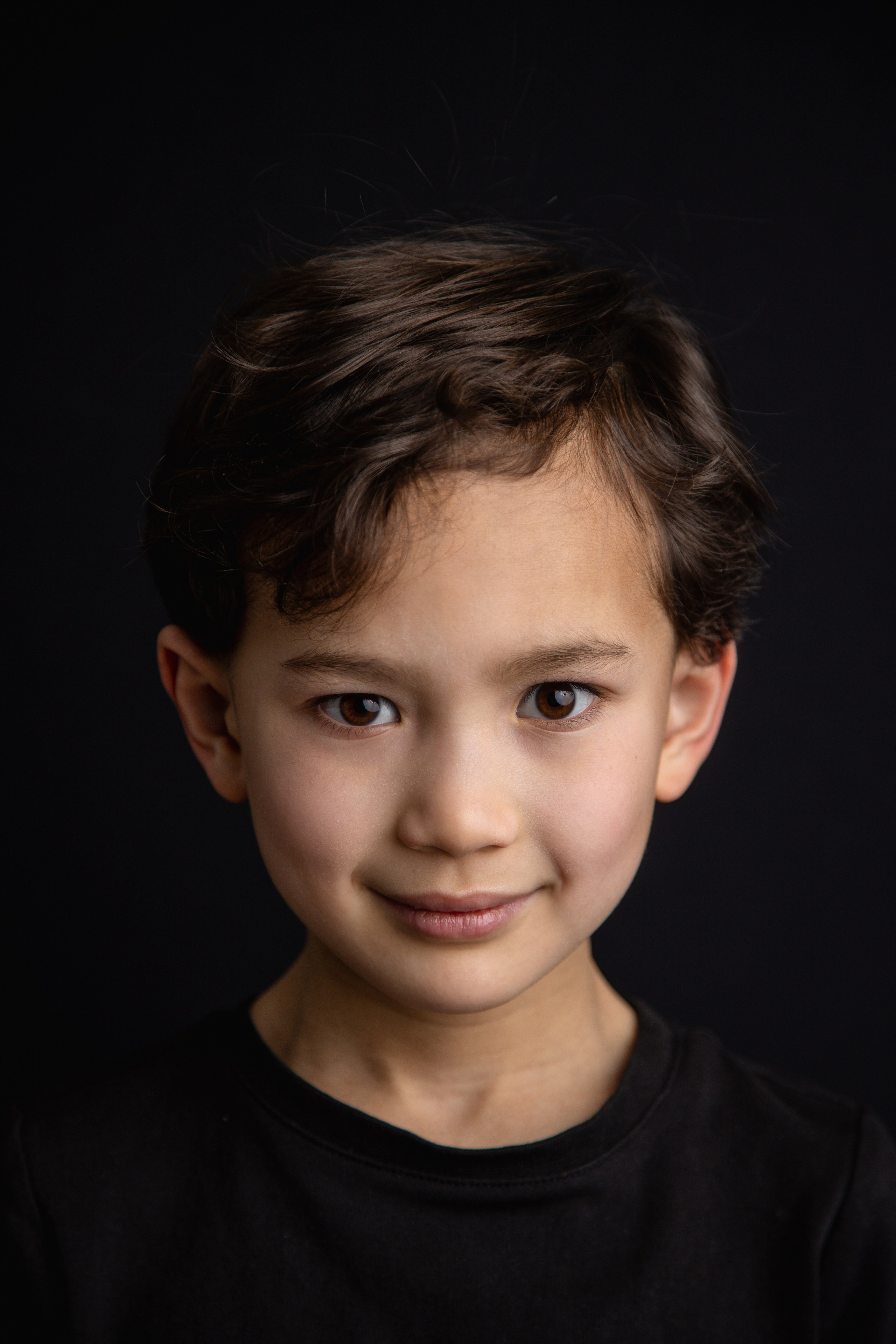 Jongen portret zwarte achtergrond Zwolle Overijssel Nederland