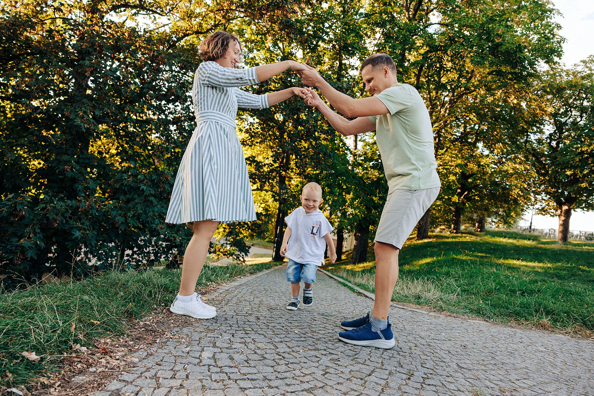 Таня, Андрей и Паша на прогулке. Family and wedding photographer in Prague Natalia Fedori