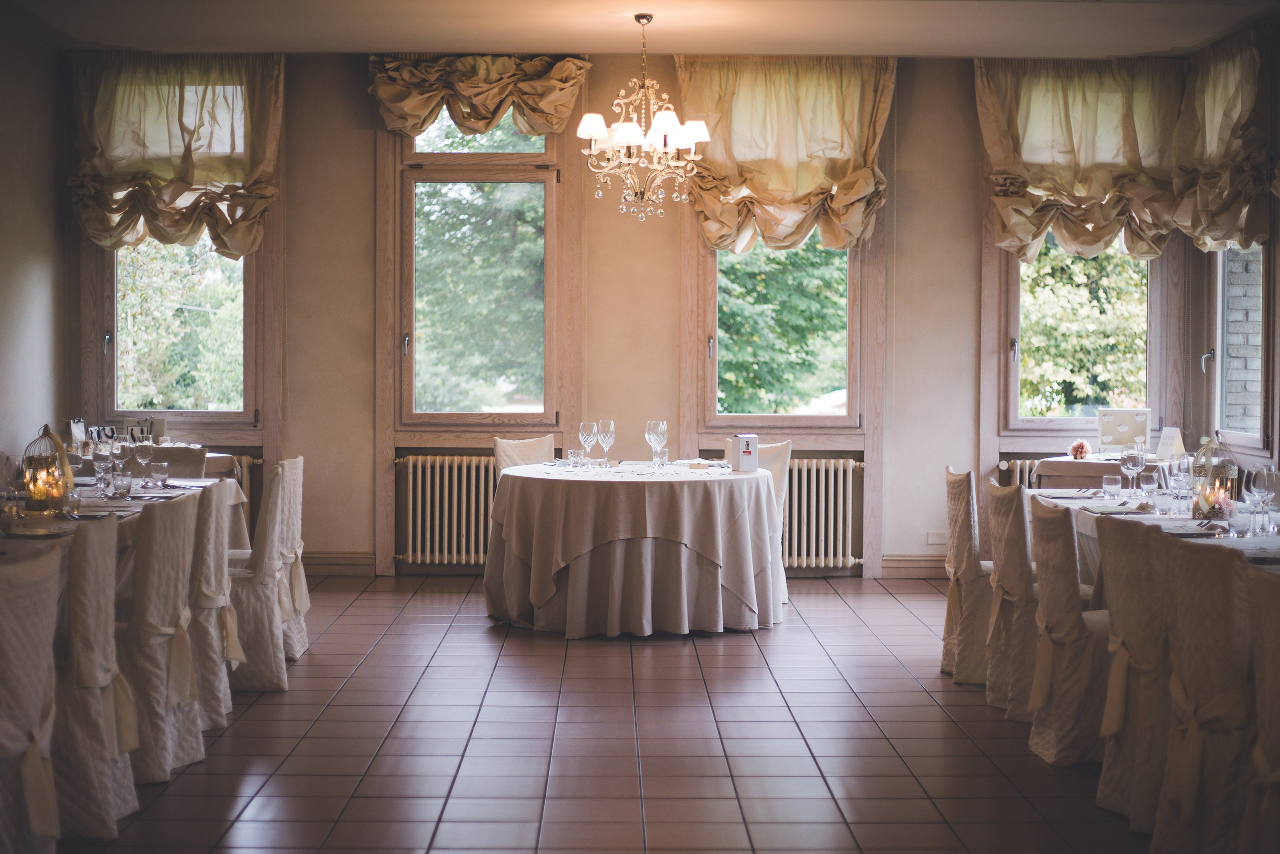 Elegant total white wedding restaurant in Italy