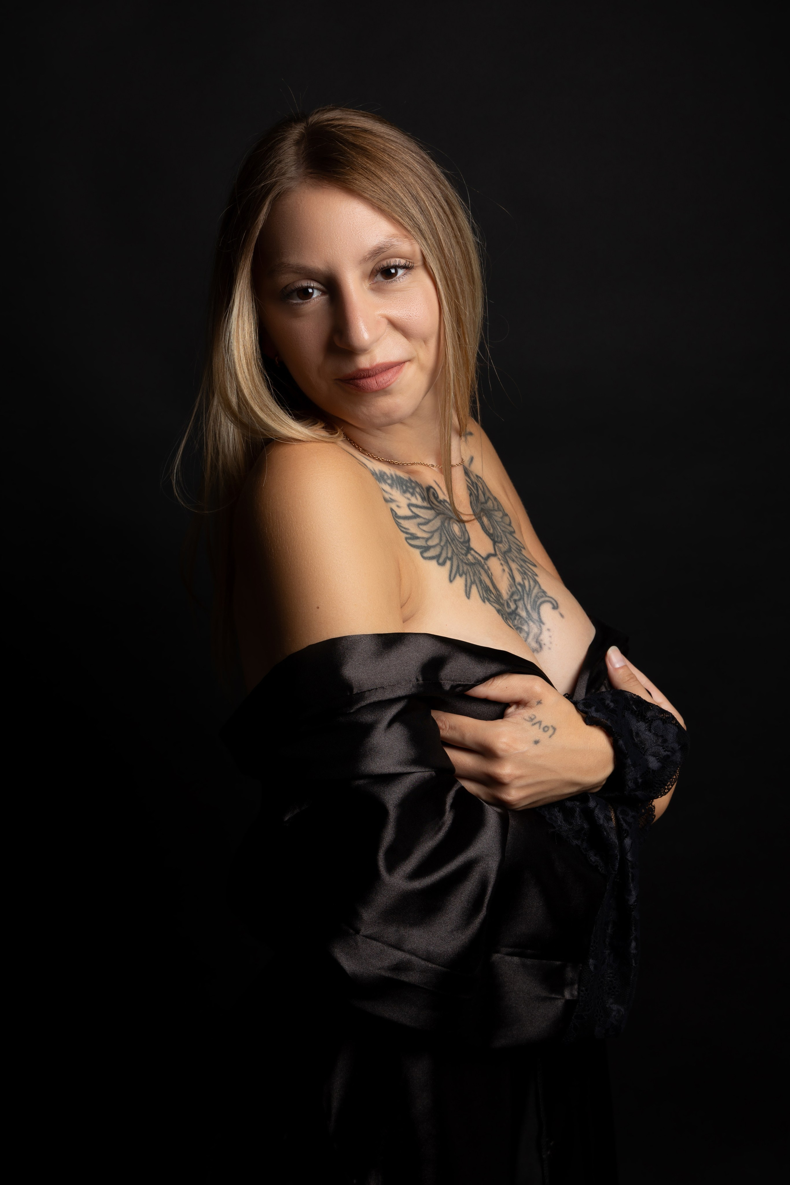 Frauen Fotoshooting in Iserlohn – sinnliches Portrait einer Frau im schwarzen Kleid, professionelles Beautyshooting im Fotostudio JS Photography