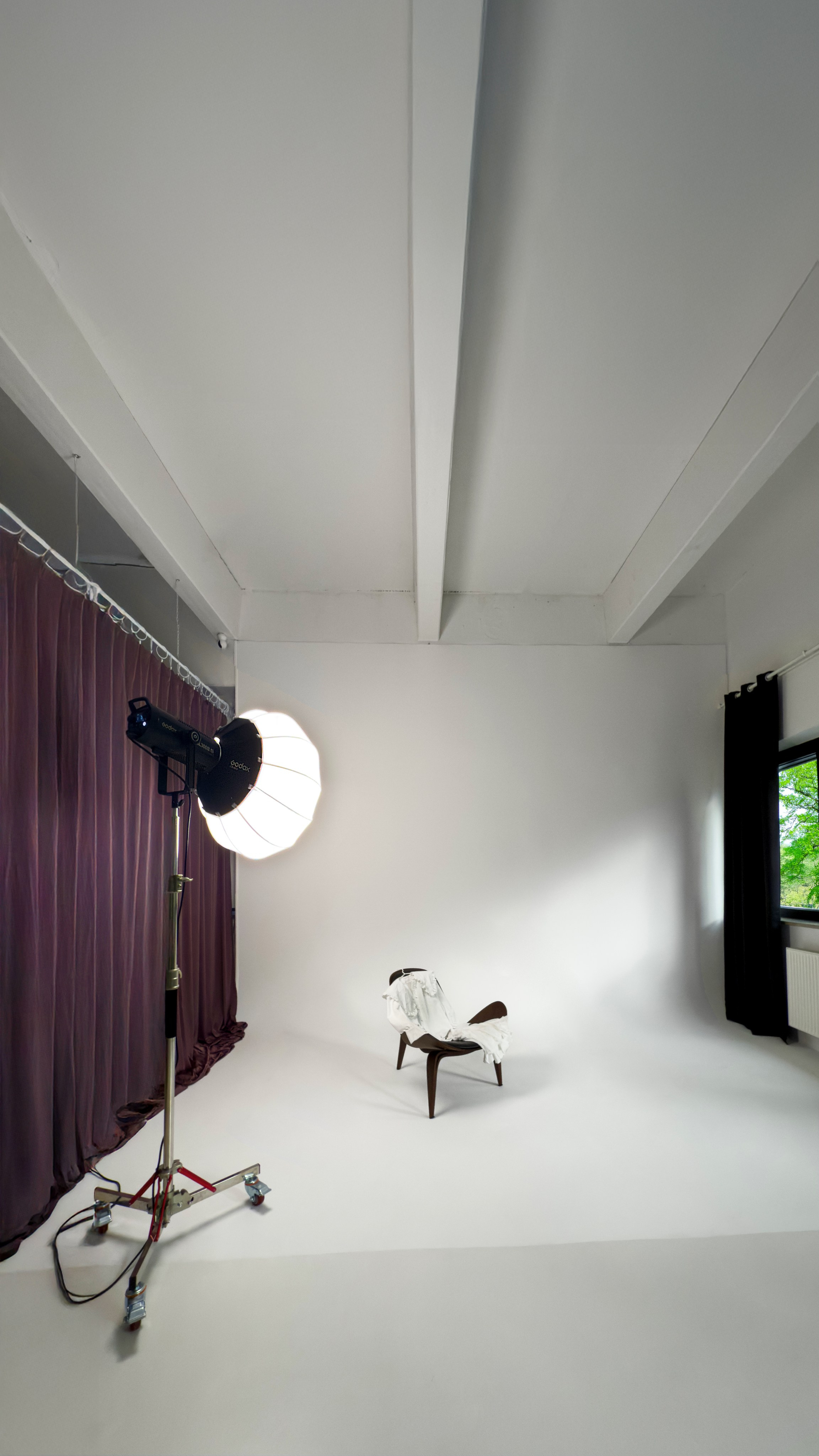 Unser Studio bietet alles, was du für professionelle Foto- und Videoproduktionen brauchst – direkt inklusive im Mietpreis. Fotostudio Aesthetic Space in München. Fotostudio mieten ab 1 Stunde