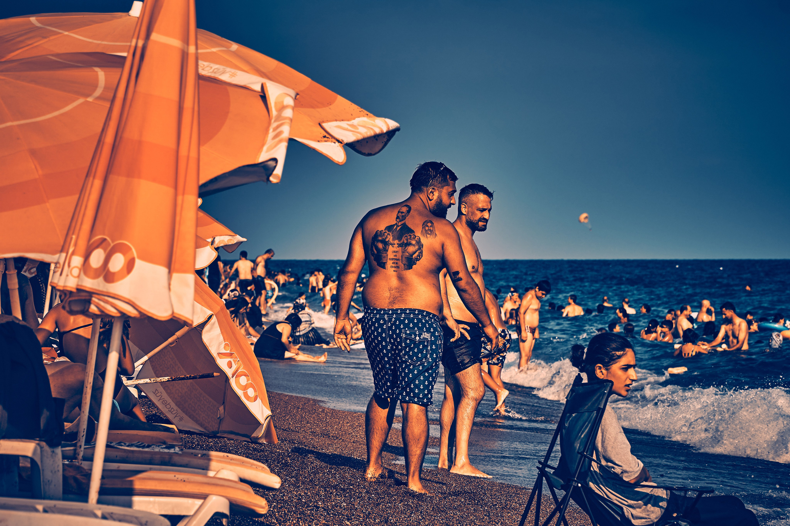 Andriej Szypiłow - Fotograf i Wideograf - Reportaż artystyczny - Antalya. Plaża. Mustafa Kemal Atatürk. Plaża jest doskonałym miejscem do spędzenia czasu dla osoby z teleobiektywem.