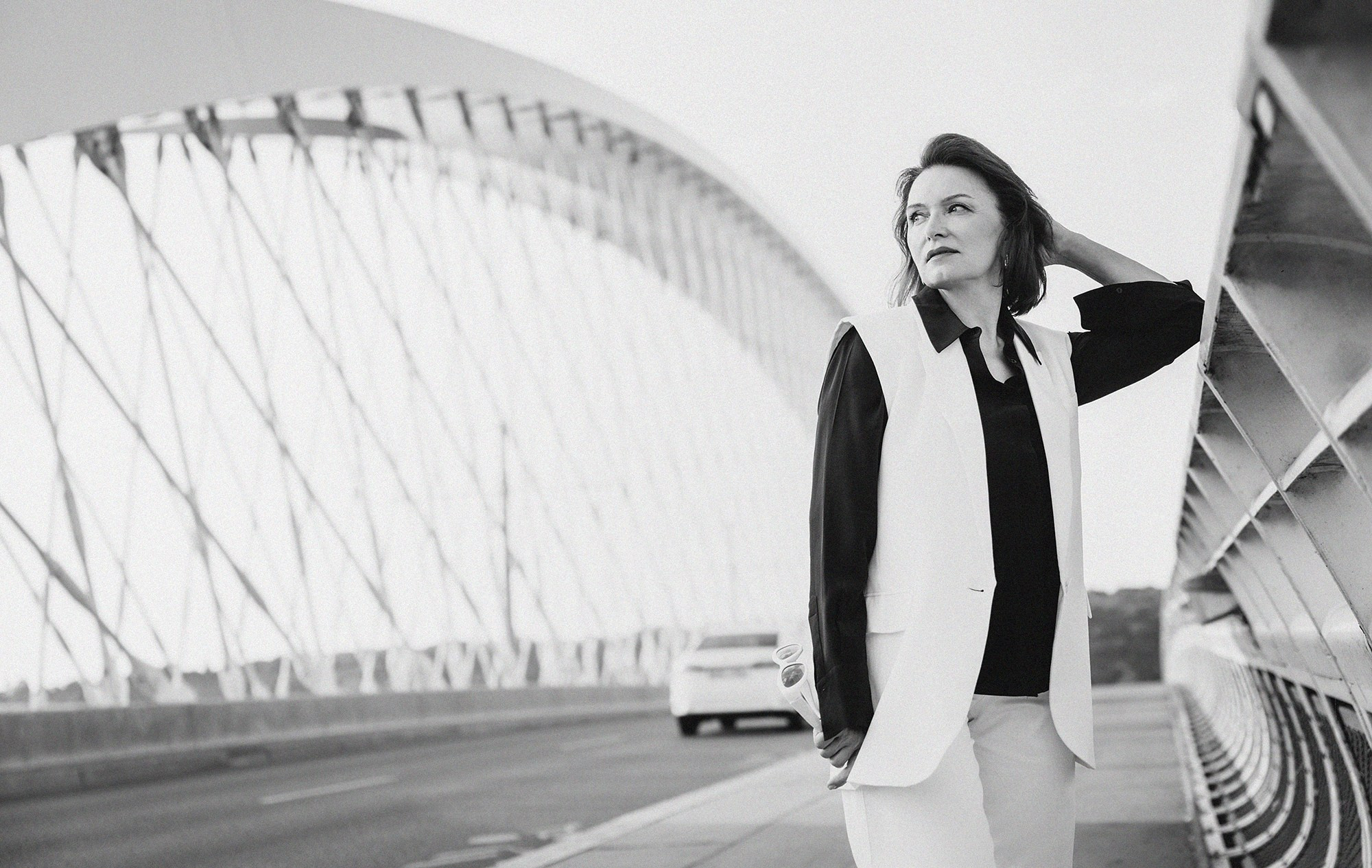 Elena in Troja bridge. Rodinný a svatební fotograf v Praze