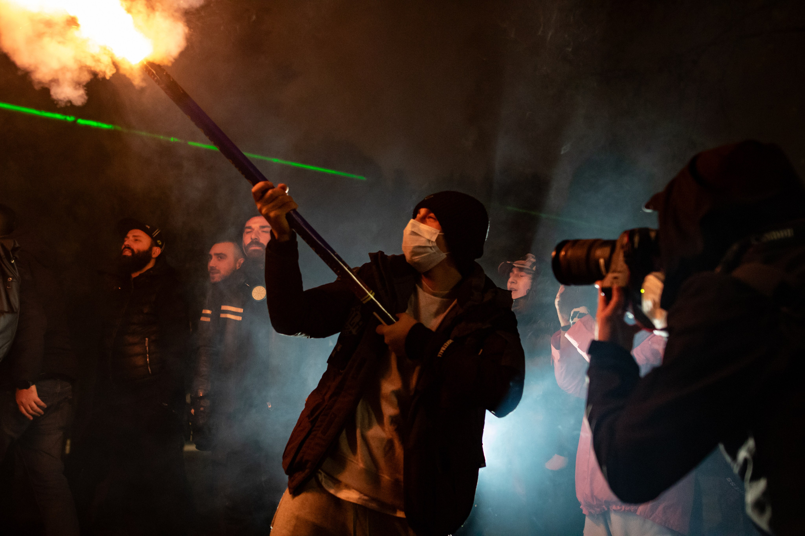 Un jeune manifestant tire un feu d’artifice sur les forces de l’ordre.