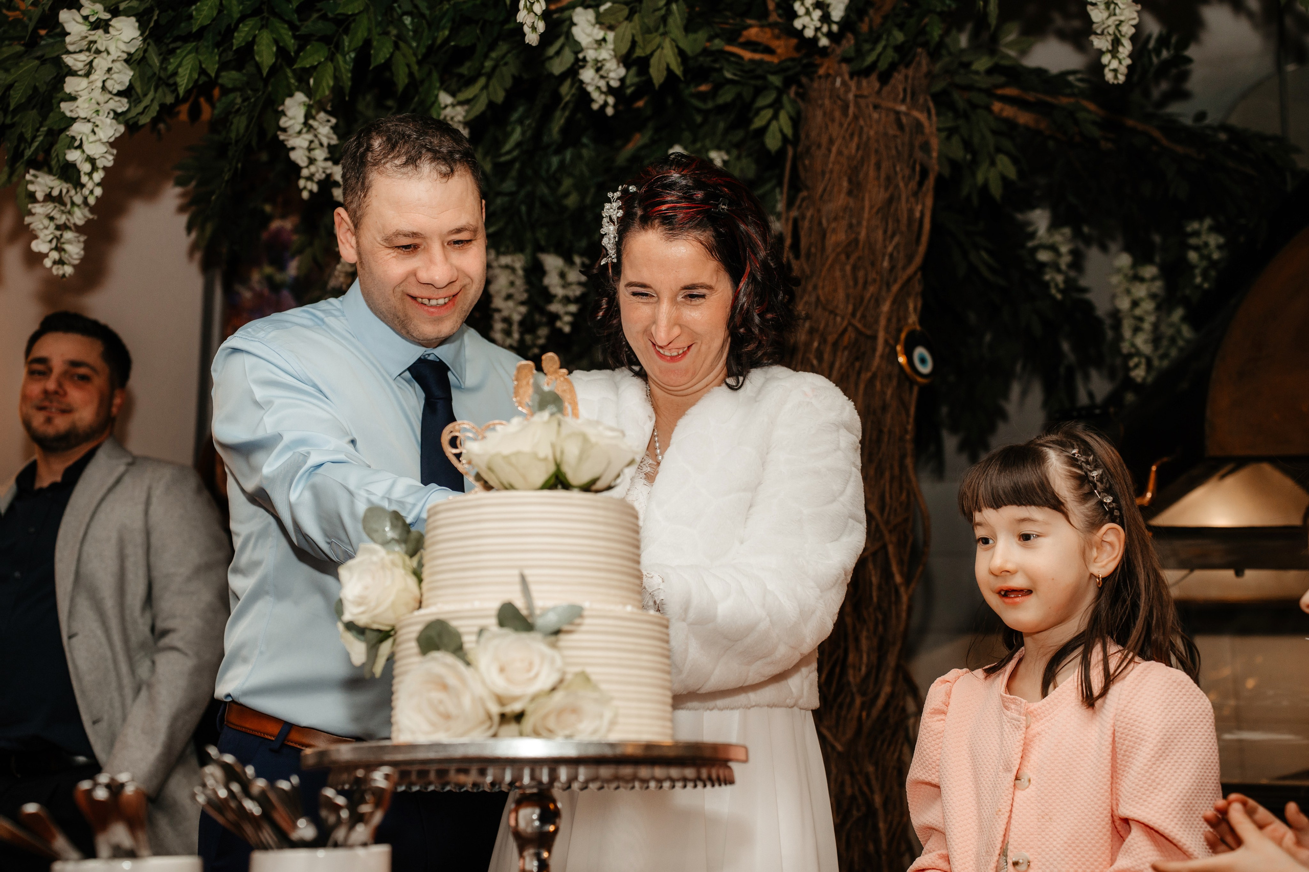 Mihaela si Stefan se tin de mana, pasind spre un nou capitol impreuna.