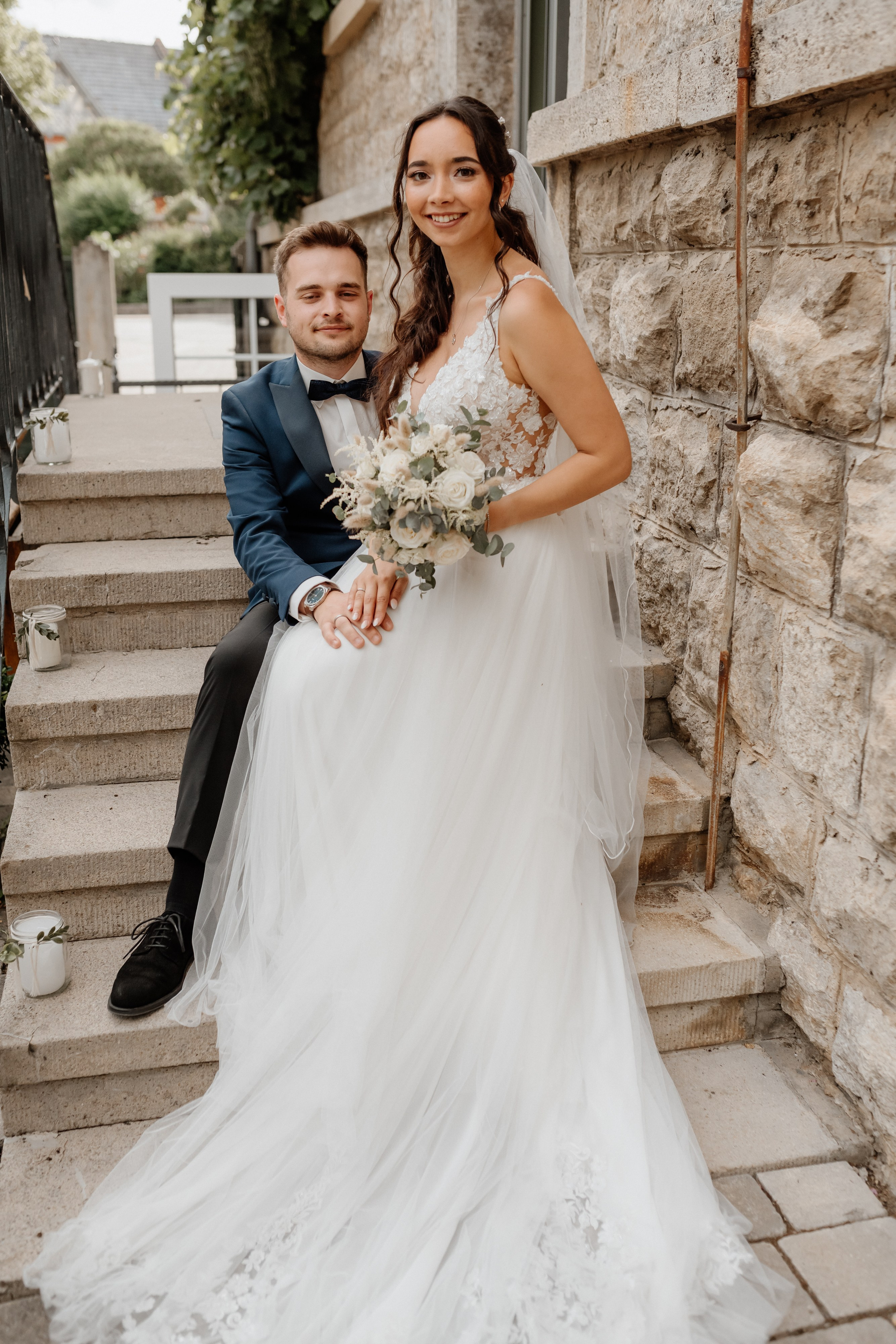 Nahaufnahme von Brautstrauß & Eheringen auf rustikaler Holzbank – Stilvolle Hochzeitsdetails im Vintage-Stil