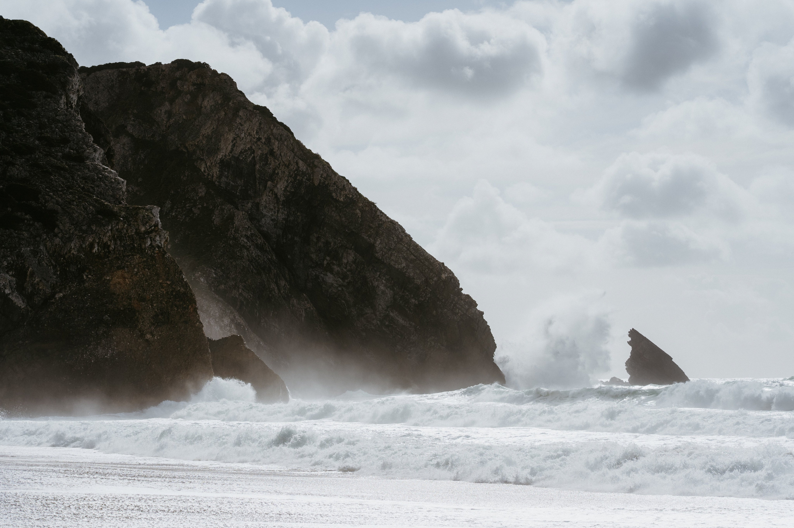 Ședință foto de nuntă pe plaja Adraga – emoție la malul oceanului Atlantic. Valentin Melen — wedding photographer