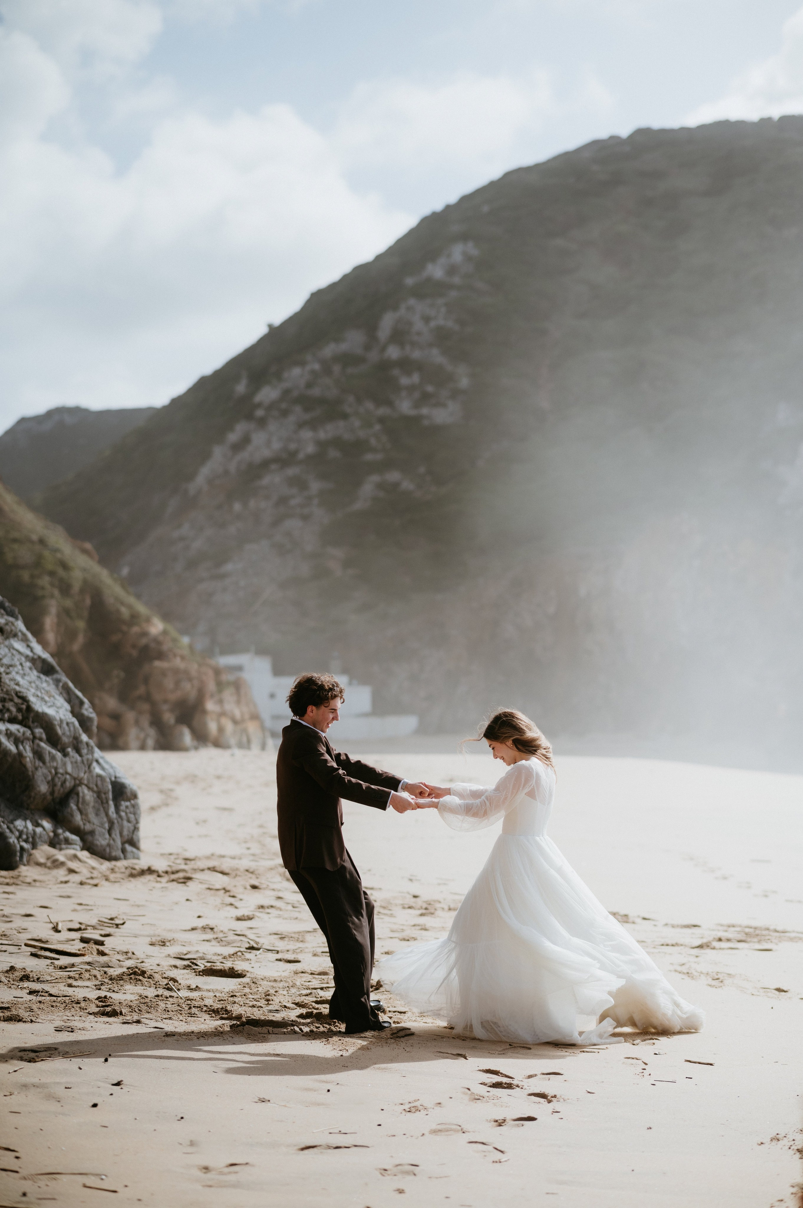 Ședință foto de nuntă pe plaja Adraga – emoție la malul oceanului Atlantic. Valentin Melen — wedding photographer