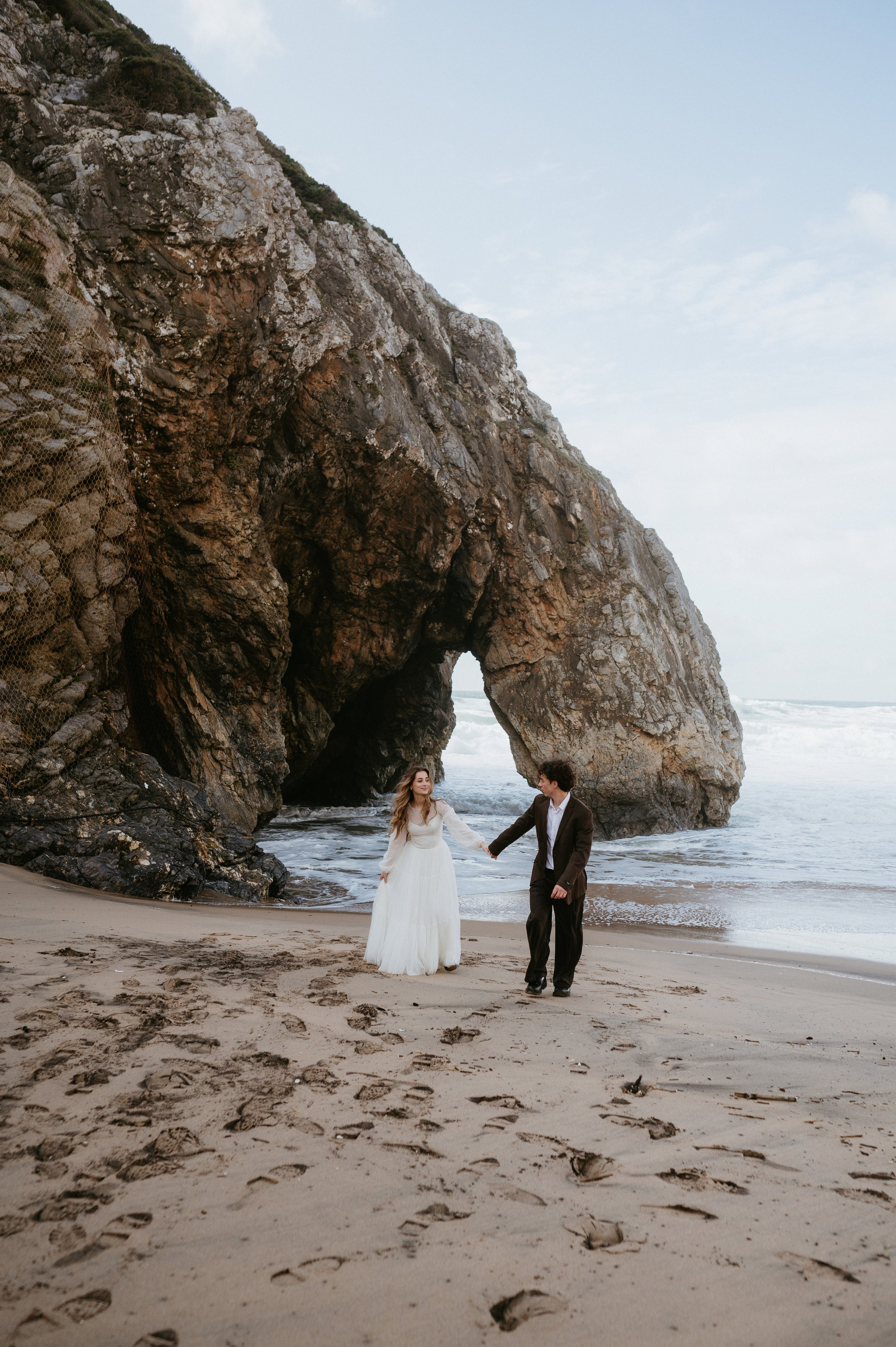 Ședință foto de nuntă pe plaja Adraga – emoție la malul oceanului Atlantic. Valentin Melen — wedding photographer