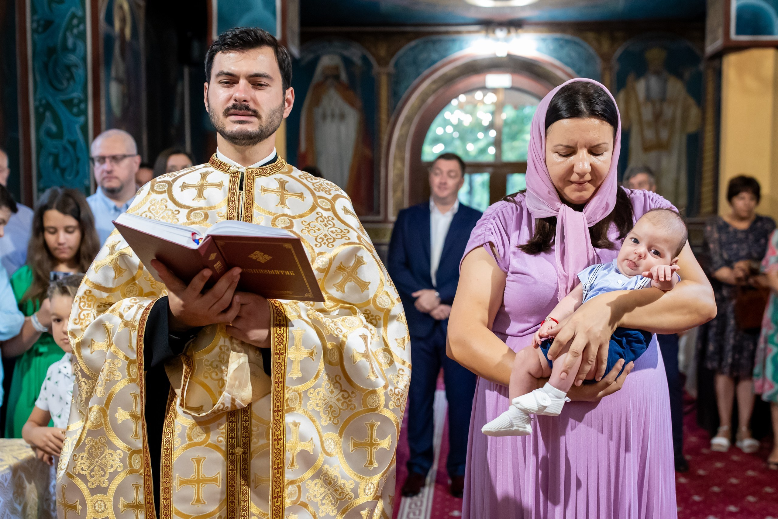 fotograf botez , fotografie botez Botoșani, fotograf Alin Chirilă, amintiri botez, fotografii botez, botez Miruna Parascheva, fotograf copii, fotografie botez în Botoșani-alt="botez , fotografie botez Alin Chirilă, amintiri botez, fotografii emoționante botez Botoșani"-- fotografii-botez-bebelus- amintiri-botez-micuț- moment-sfânt-crestinare- fotografie-emotionanta-botez- detalii-botez-bebelusi- parinti-fericiti-la-botez- fotograf-botez-profesionist- botez-in-biserica-ortodoxa- micuț-botezat-cu-emoție- zâmbete-și-lacrimi-la-botez- bebeluș-la-cristelniță- decor-botez-colorat- botez-cu-dragoste-și-credință- emotie-pura-la-botez- fotograf-botez-botosani- botez-iasi-suceava-fotograf- amintiri-nepretuite-botez-- Preotul ținându-l pe micuțul Mathias Gabriel la botez, în biserica Înălțarea Domnului, Copălău - Detalii de la botezul lui Mathias – lumânare, trusou și icoană - Familia lui Mathias Gabriel alături de micuț, în ziua botezului - Portret emoționant cu mama și bebelușul în brațe, în biserică,fotograf profesionist evenimente Botoșani, Iași, Suceava, Fălticeni, Bacău, Pașcani, Roman - AlinoFotoStudio by Alin Chirilă - servicii foto nuntă, botez, cununie, ședințe foto creative, albume personalizate, fotografii emoționante și calitative pentru cele mai importante momente din viață,fotograf nuntă Botoșani Alin Chirilă, ședință foto botez Iași - AlinoFotoStudio, servicii fotograf profesionist evenimente Suceava, fotograf cununie civilă Fălticeni - Alin Chirilă, album foto nuntă personalizat Bacău.“Bebeluș botezat în biserică, ținut în brațe de nași” • “Detaliu cu lumânarea de botez decorată cu flori albe” • “Părinți emoționați alături de copilul lor la ceremonia de botez” • “Masa festivă de botez cu decor tematic și tort personalizat” • “Momentul în care preotul toarnă apă sfințită pe fruntea bebelușului” “Bebeluș în rochie albă de botez, zâmbind în brațele mamei” • “Detaliu cu cruciulița de botez așezată pe o pernă de satin” • “Părinți și nași aprinzând lumânările în timpul ceremoniei de botez” • “Tort de botez decorat cu figurine tematice și numele copilului” • “Copil botezat dormind liniștit în pătuțul decorat festiv” • “Momentul în care preotul binecuvântează copilul în fața altarului” • “Invitați adunându-se în jurul mesei festive la petrecerea de botez” • “Bebeluș ținând în mână o jucărie personalizată primită la botez” • “Familie fericită pozând împreună după ceremonia de botez” • “Decor tematic cu baloane și flori la locația petrecerii de botez” fotograf Botoșani fotograf evenimente fotograf botez Alin Chirila fotograf alinofotostudio.fotograf botez Amelis Maria, fotografie botez Botoșani, fotograf Alin Chirilă, amintiri botez, fotografii botez, botez Amelis Maria, fotograf copii, fotografie botez în Botoșani,