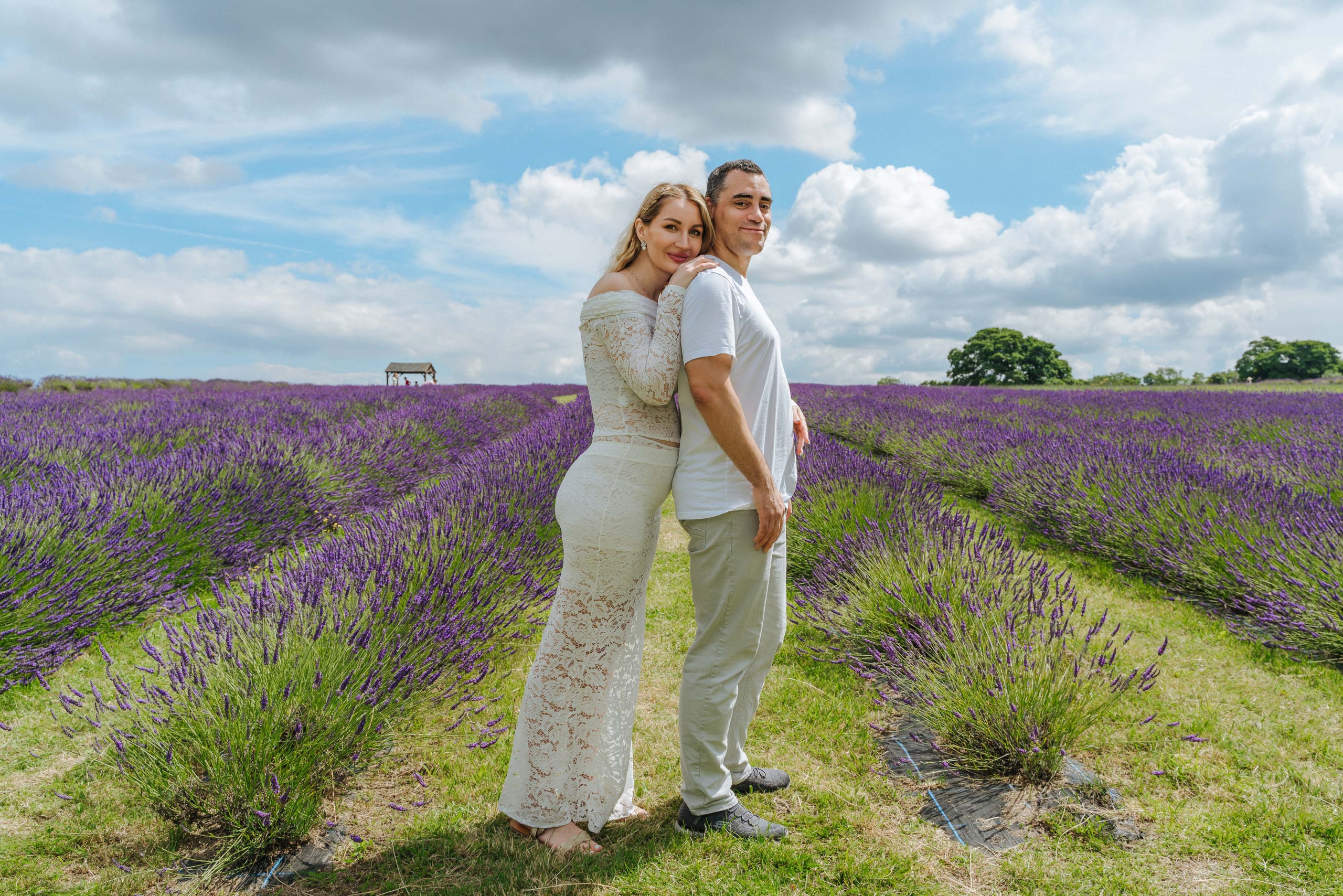 pregnant photo shoot in lavender field, pregnant photo shoot in london, pregnant photo shoot in lavender farmhouse