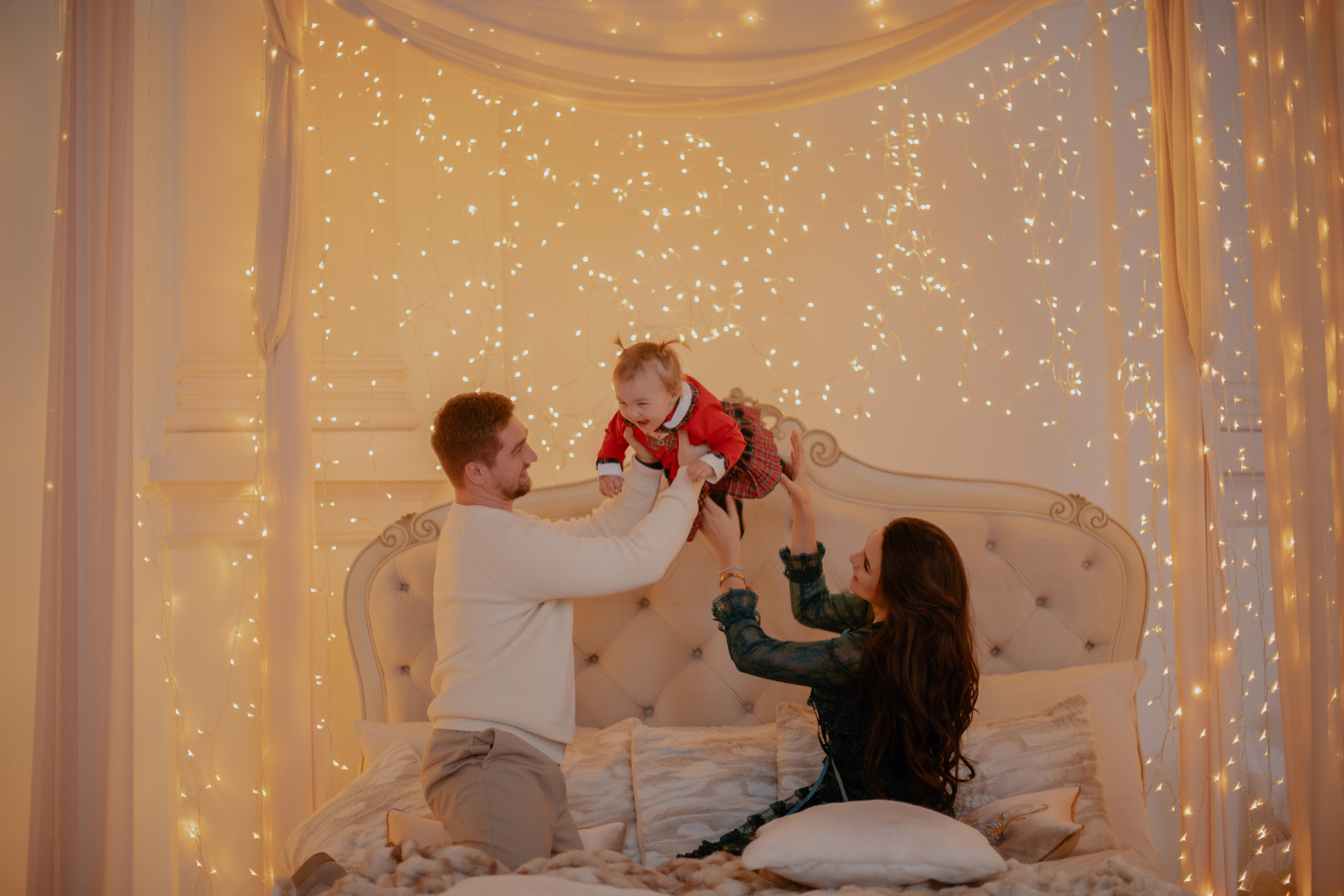 Семейная новогодняя фотосессия в студии-замке в Бероуне. Профессиональный фотограф в Праге Анастасия Харитонова