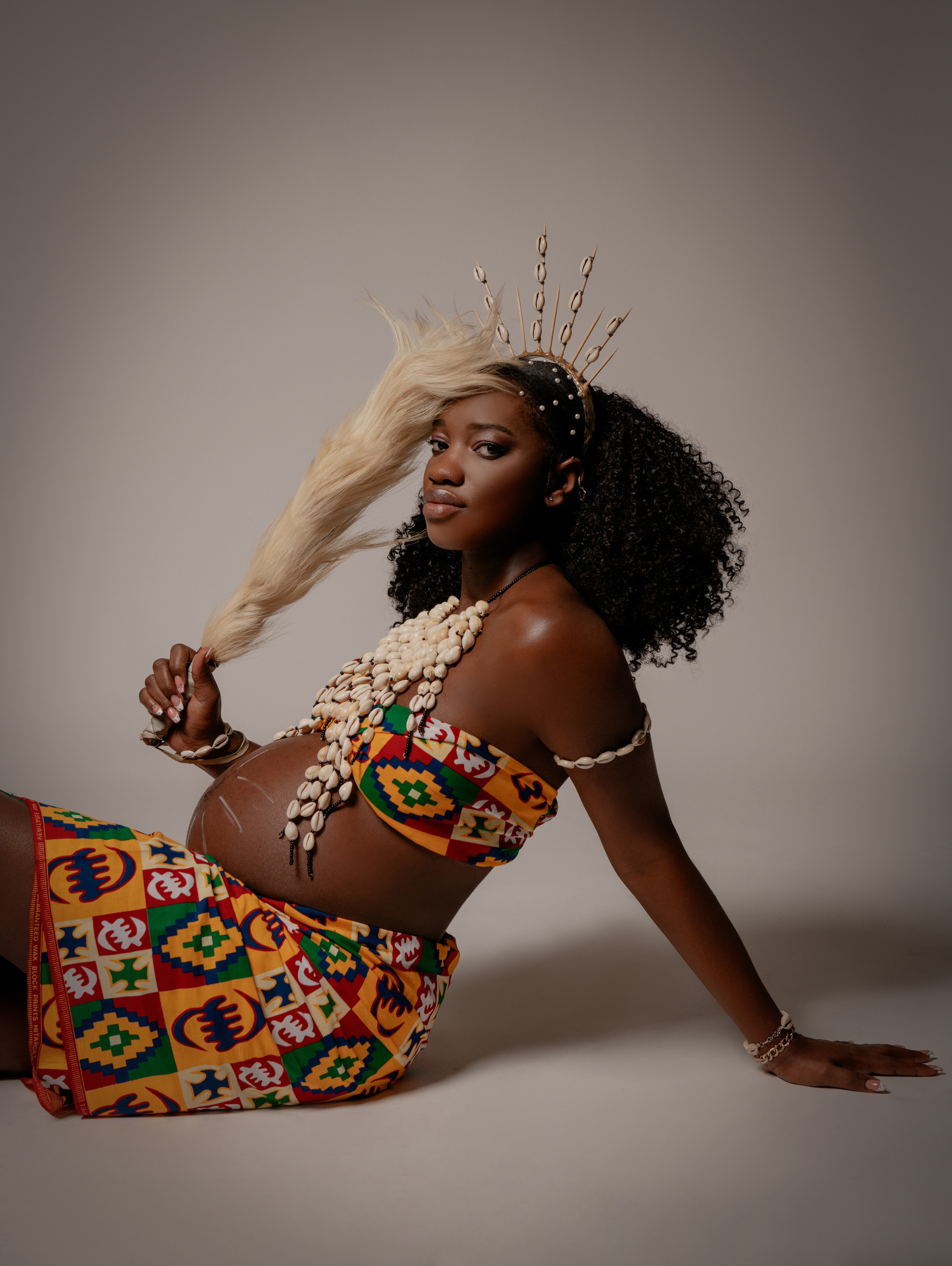 Maternity photoshoot in African traditional costume in Prague. Professional photographer in Prague Anastasia Haritonova