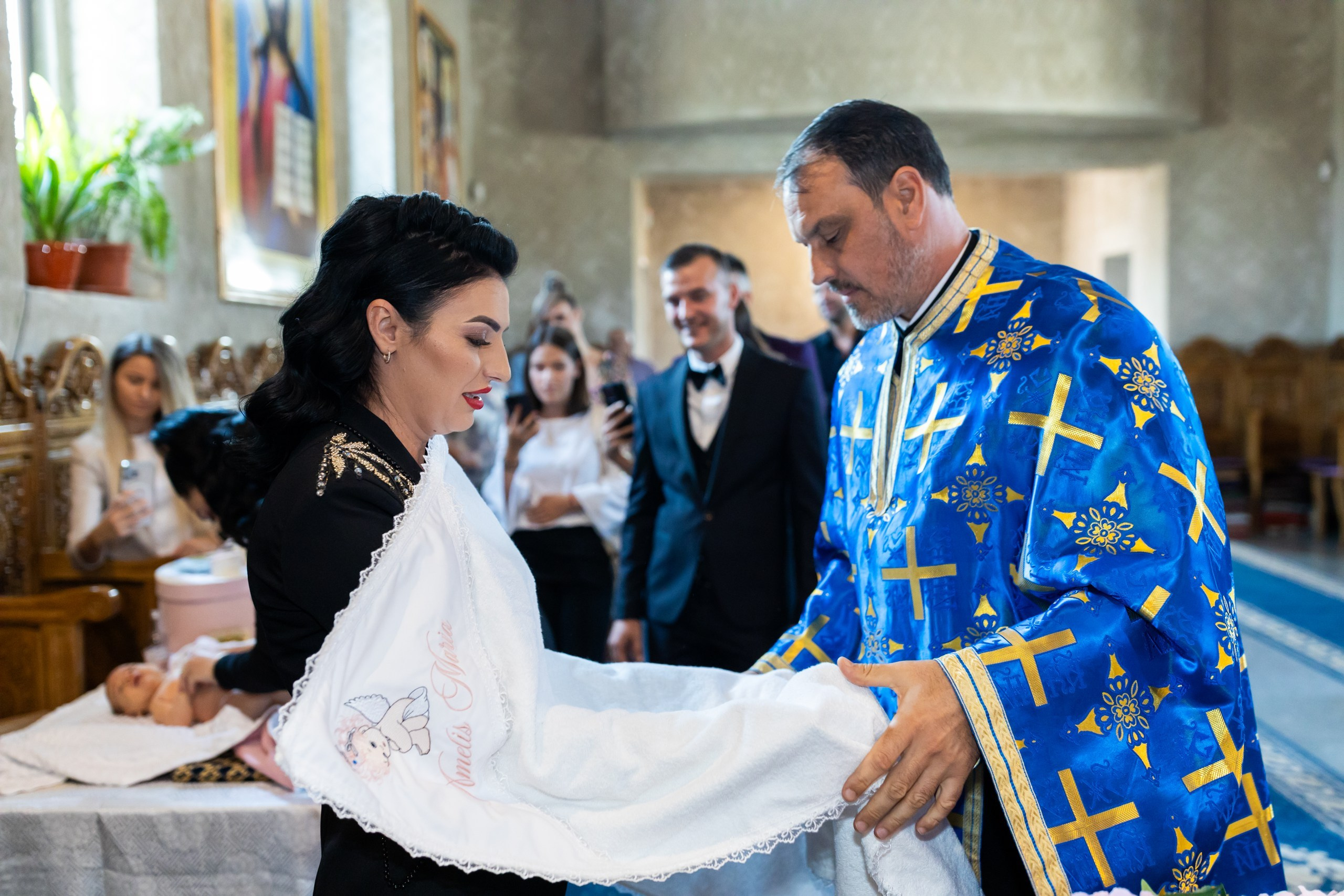 “Bebeluș botezat în biserică, ținut în brațe de nași” • “Detaliu cu lumânarea de botez decorată cu flori albe” • “Părinți emoționați alături de copilul lor la ceremonia de botez” • “Masa festivă de botez cu decor tematic și tort personalizat” • “Momentul în care preotul toarnă apă sfințită pe fruntea bebelușului” “Bebeluș în rochie albă de botez, zâmbind în brațele mamei” • “Detaliu cu cruciulița de botez așezată pe o pernă de satin” • “Părinți și nași aprinzând lumânările în timpul ceremoniei de botez” • “Tort de botez decorat cu figurine tematice și numele copilului” • “Copil botezat dormind liniștit în pătuțul decorat festiv” • “Momentul în care preotul binecuvântează copilul în fața altarului” • “Invitați adunându-se în jurul mesei festive la petrecerea de botez” • “Bebeluș ținând în mână o jucărie personalizată primită la botez” • “Familie fericită pozând împreună după ceremonia de botez” • “Decor tematic cu baloane și flori la locația petrecerii de botez” fotograf Botoșani fotograf evenimente fotograf botez Alin Chirila fotograf alinofotostudio,- Preotul ținându-l pe micuțul Mathias Gabriel la botez, în biserica Înălțarea Domnului, Copălău - Detalii de la botezul lui Mathias – lumânare, trusou și icoană - Familia lui Mathias Gabriel alături de micuț, în ziua botezului - Portret emoționant cu mama și bebelușul în brațe, în biserică,fotograf profesionist evenimente Botoșani, Iași, Suceava, Fălticeni, Bacău, Pașcani, Roman - AlinoFotoStudio by Alin Chirilă - servicii foto nuntă, botez, cununie, ședințe foto creative, albume personalizate, fotografii emoționante și calitative pentru cele mai importante momente din viață,fotograf nuntă Botoșani Alin Chirilă, ședință foto botez Iași - AlinoFotoStudio, servicii fotograf profesionist evenimente Suceava, fotograf cununie civilă Fălticeni - Alin Chirilă, album foto nuntă personalizat Bacău.“Bebeluș botezat în biserică, ținut în brațe de nași” • “Detaliu cu lumânarea de botez decorată cu flori albe” • “Părinți emoționați alături de copilul lor la ceremonia de botez” • “Masa festivă de botez cu decor tematic și tort personalizat” • “Momentul în care preotul toarnă apă sfințită pe fruntea bebelușului” “Bebeluș în rochie albă de botez, zâmbind în brațele mamei” • “Detaliu cu cruciulița de botez așezată pe o pernă de satin” • “Părinți și nași aprinzând lumânările în timpul ceremoniei de botez” • “Tort de botez decorat cu figurine tematice și numele copilului” • “Copil botezat dormind liniștit în pătuțul decorat festiv” • “Momentul în care preotul binecuvântează copilul în fața altarului” • “Invitați adunându-se în jurul mesei festive la petrecerea de botez” • “Bebeluș ținând în mână o jucărie personalizată primită la botez” • “Familie fericită pozând împreună după ceremonia de botez” • “Decor tematic cu baloane și flori la locația petrecerii de botez” fotograf Botoșani fotograf evenimente fotograf botez Alin Chirila fotograf alinofotostudio.fotograf botez Amelis Maria, fotografie botez Botoșani, fotograf Alin Chirilă, amintiri botez, fotografii botez, botez Amelis Maria, fotograf copii, fotografie botez în Botoșani,