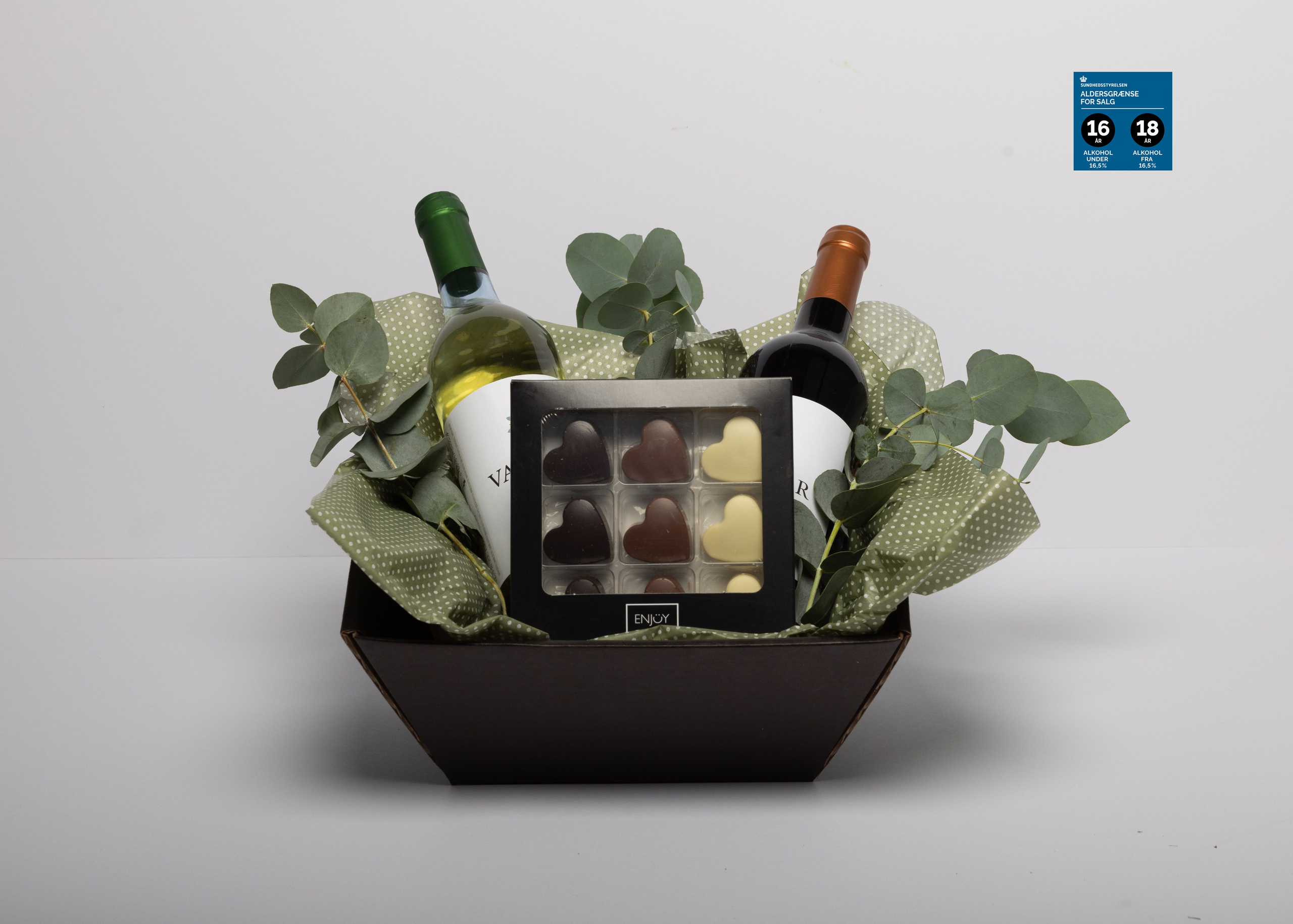 Send en dejlig hilsen, med denne gavekurv. Hvidvin - Valflor, Branco, Rødvin - Valflor, Tinto og Enjoy hjertechokolade. Alle herlighederne pakkes fint i en gavekurv.