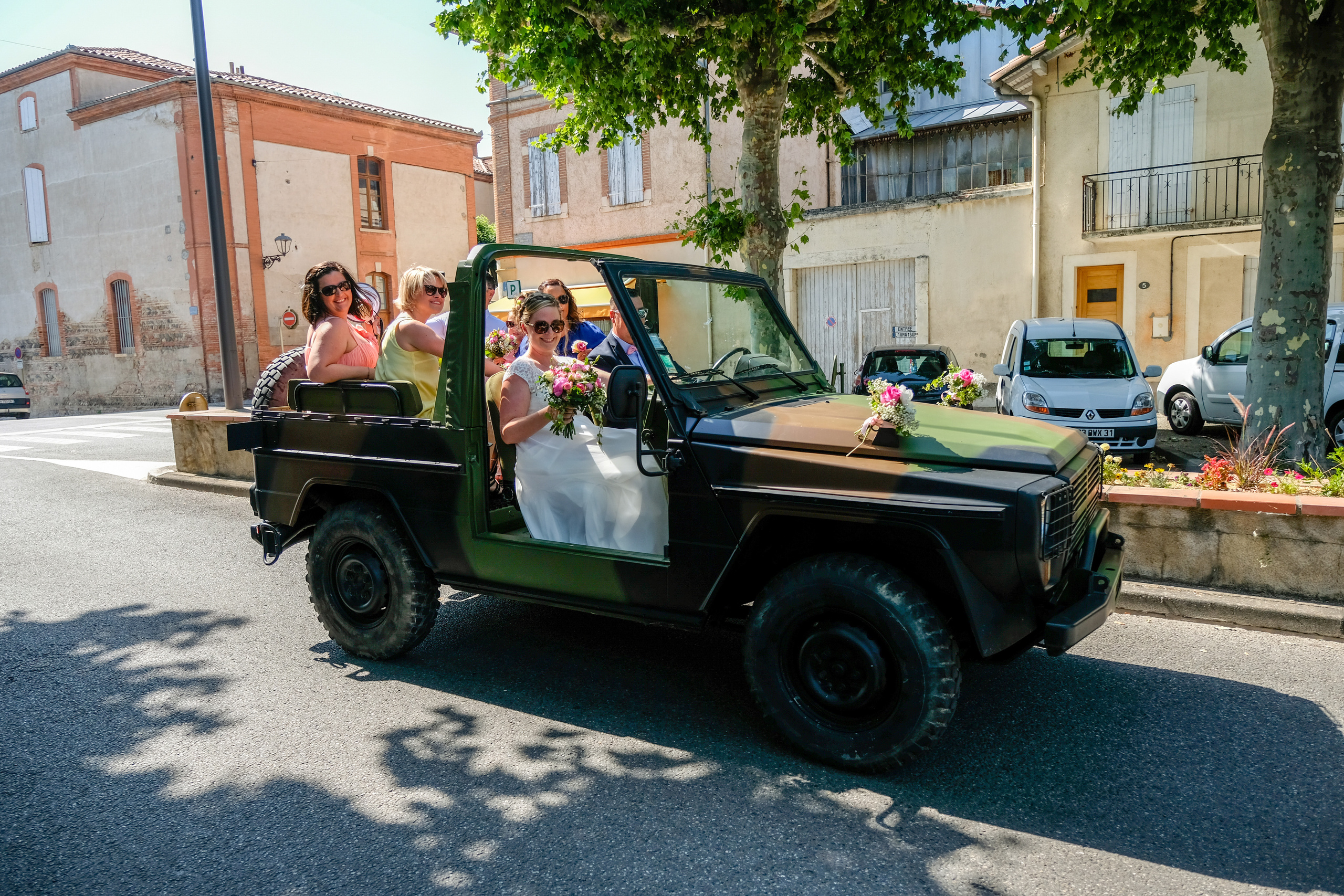 Élégance et Sérénité: Comment Survivre au Jour J Sous un Soleil Éclata. Photographe de mariage à Toulouse