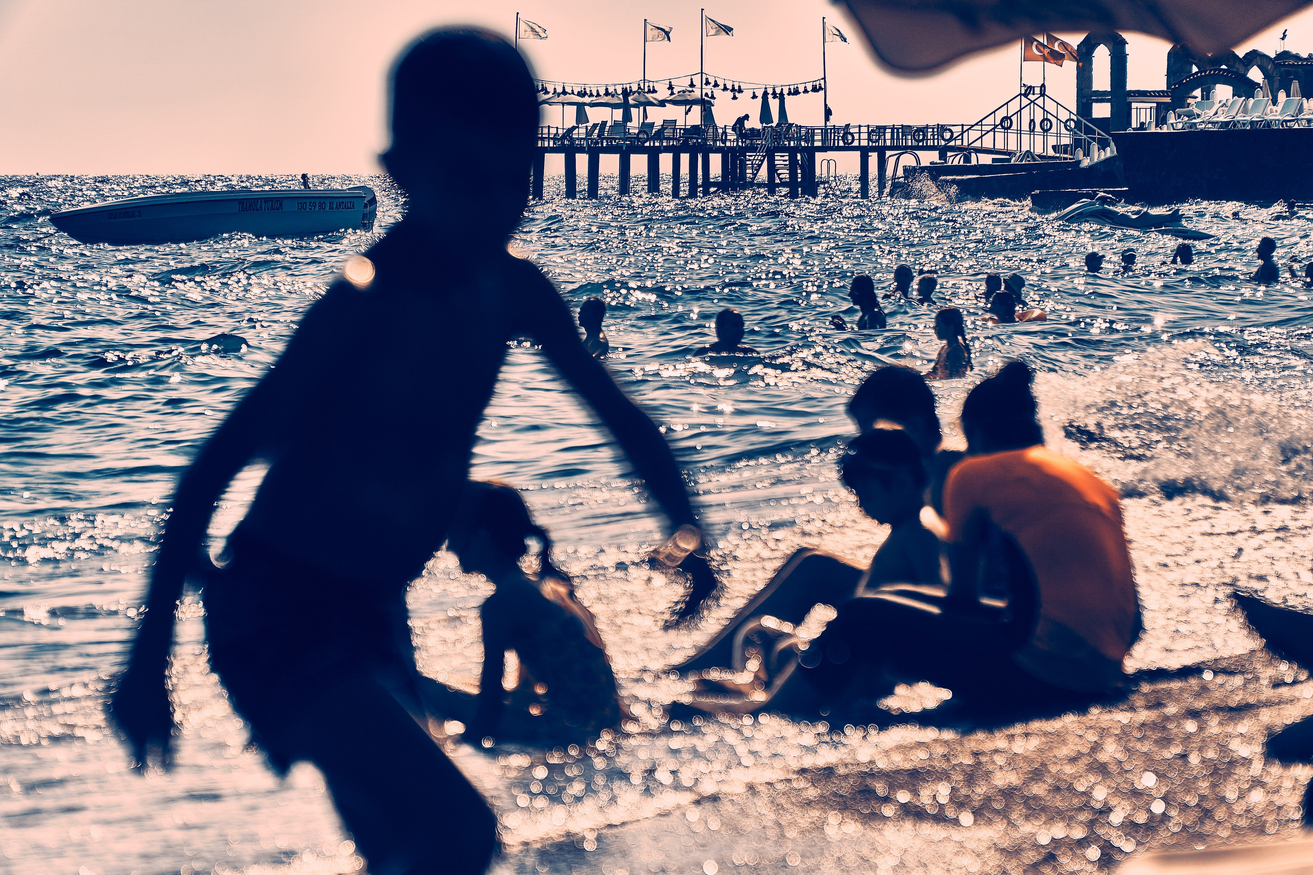 Andriej Szypiłow - Fotograf i Wideograf - Reportaż artystyczny - Antalya. Plaża. Mustafa Kemal Atatürk. Plaża jest doskonałym miejscem do spędzenia czasu dla osoby z teleobiektywem.