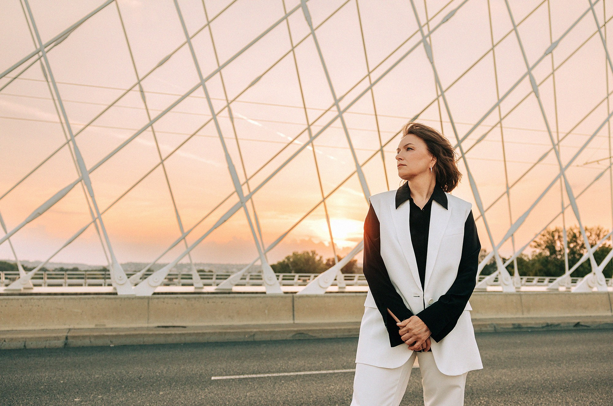 Elena in Troja bridge. Rodinný a svatební fotograf v Praze