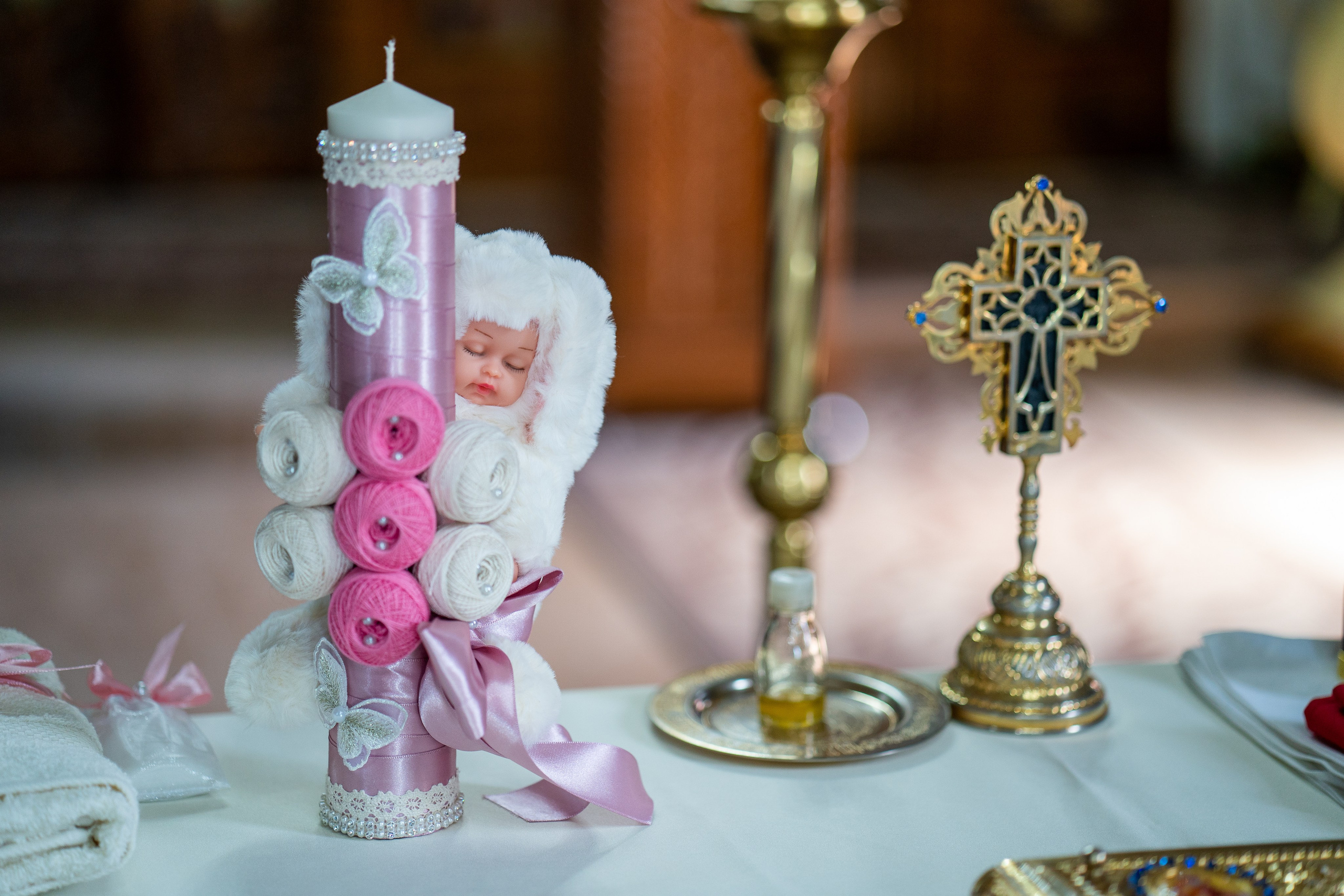 “Bebeluș botezat în biserică, ținut în brațe de nași” • “Detaliu cu lumânarea de botez decorată cu flori albe” • “Părinți emoționați alături de copilul lor la ceremonia de botez” • “Masa festivă de botez cu decor tematic și tort personalizat” • “Momentul în care preotul toarnă apă sfințită pe fruntea bebelușului” “Bebeluș în rochie albă de botez, zâmbind în brațele mamei” • “Detaliu cu cruciulița de botez așezată pe o pernă de satin” • “Părinți și nași aprinzând lumânările în timpul ceremoniei de botez” • “Tort de botez decorat cu figurine tematice și numele copilului” • “Copil botezat dormind liniștit în pătuțul decorat festiv” • “Momentul în care preotul binecuvântează copilul în fața altarului” • “Invitați adunându-se în jurul mesei festive la petrecerea de botez” • “Bebeluș ținând în mână o jucărie personalizată primită la botez” • “Familie fericită pozând împreună după ceremonia de botez” • “Decor tematic cu baloane și flori la locația petrecerii de botez” fotograf Botoșani fotograf evenimente fotograf botez Alin Chirila fotograf alinofotostudio,- Preotul ținându-l pe micuțul Mathias Gabriel la botez, în biserica Înălțarea Domnului, Copălău - Detalii de la botezul lui Mathias – lumânare, trusou și icoană - Familia lui Mathias Gabriel alături de micuț, în ziua botezului - Portret emoționant cu mama și bebelușul în brațe, în biserică,fotograf profesionist evenimente Botoșani, Iași, Suceava, Fălticeni, Bacău, Pașcani, Roman - AlinoFotoStudio by Alin Chirilă - servicii foto nuntă, botez, cununie, ședințe foto creative, albume personalizate, fotografii emoționante și calitative pentru cele mai importante momente din viață,fotograf nuntă Botoșani Alin Chirilă, ședință foto botez Iași - AlinoFotoStudio, servicii fotograf profesionist evenimente Suceava, fotograf cununie civilă Fălticeni - Alin Chirilă, album foto nuntă personalizat Bacău.“Bebeluș botezat în biserică, ținut în brațe de nași” • “Detaliu cu lumânarea de botez decorată cu flori albe” • “Părinți emoționați alături de copilul lor la ceremonia de botez” • “Masa festivă de botez cu decor tematic și tort personalizat” • “Momentul în care preotul toarnă apă sfințită pe fruntea bebelușului” “Bebeluș în rochie albă de botez, zâmbind în brațele mamei” • “Detaliu cu cruciulița de botez așezată pe o pernă de satin” • “Părinți și nași aprinzând lumânările în timpul ceremoniei de botez” • “Tort de botez decorat cu figurine tematice și numele copilului” • “Copil botezat dormind liniștit în pătuțul decorat festiv” • “Momentul în care preotul binecuvântează copilul în fața altarului” • “Invitați adunându-se în jurul mesei festive la petrecerea de botez” • “Bebeluș ținând în mână o jucărie personalizată primită la botez” • “Familie fericită pozând împreună după ceremonia de botez” • “Decor tematic cu baloane și flori la locația petrecerii de botez” fotograf Botoșani fotograf evenimente fotograf botez Alin Chirila fotograf alinofotostudio.fotograf botez Amelis Maria, fotografie botez Botoșani, fotograf Alin Chirilă, amintiri botez, fotografii botez, botez Amelis Maria, fotograf copii, fotografie botez în Botoșani,