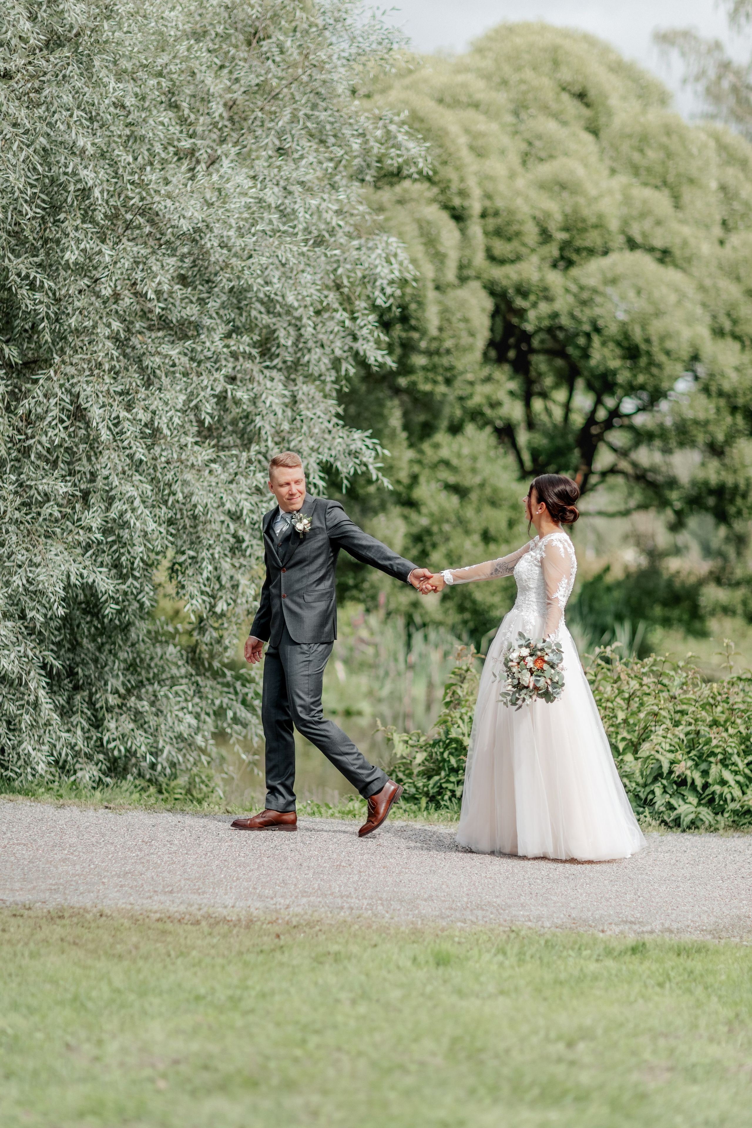 Hinnasto. Valokuvausta Helsingissä, Uudella Maalla ja muualla Suomessa. Olen valokuvaaja, joka kuvaa hääkuvia ja tapahtumia