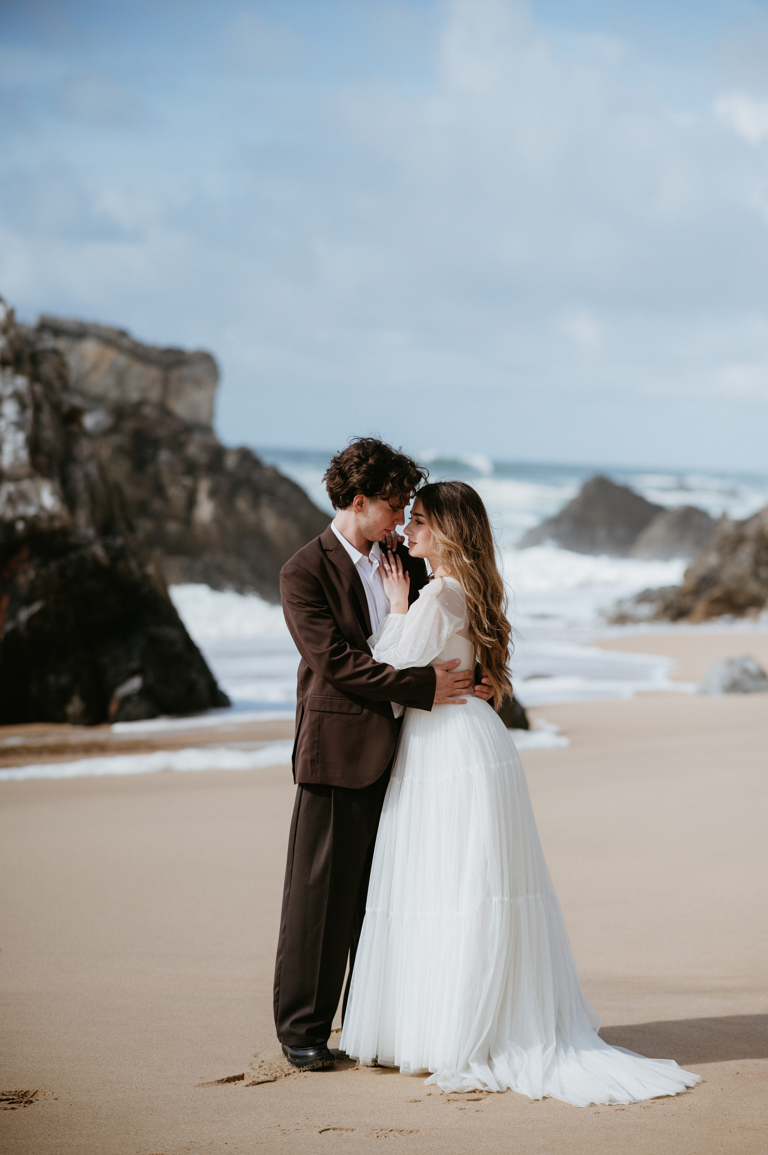 Ședință foto de nuntă pe plaja Adraga – emoție la malul oceanului Atlantic. Valentin Melen — wedding photographer