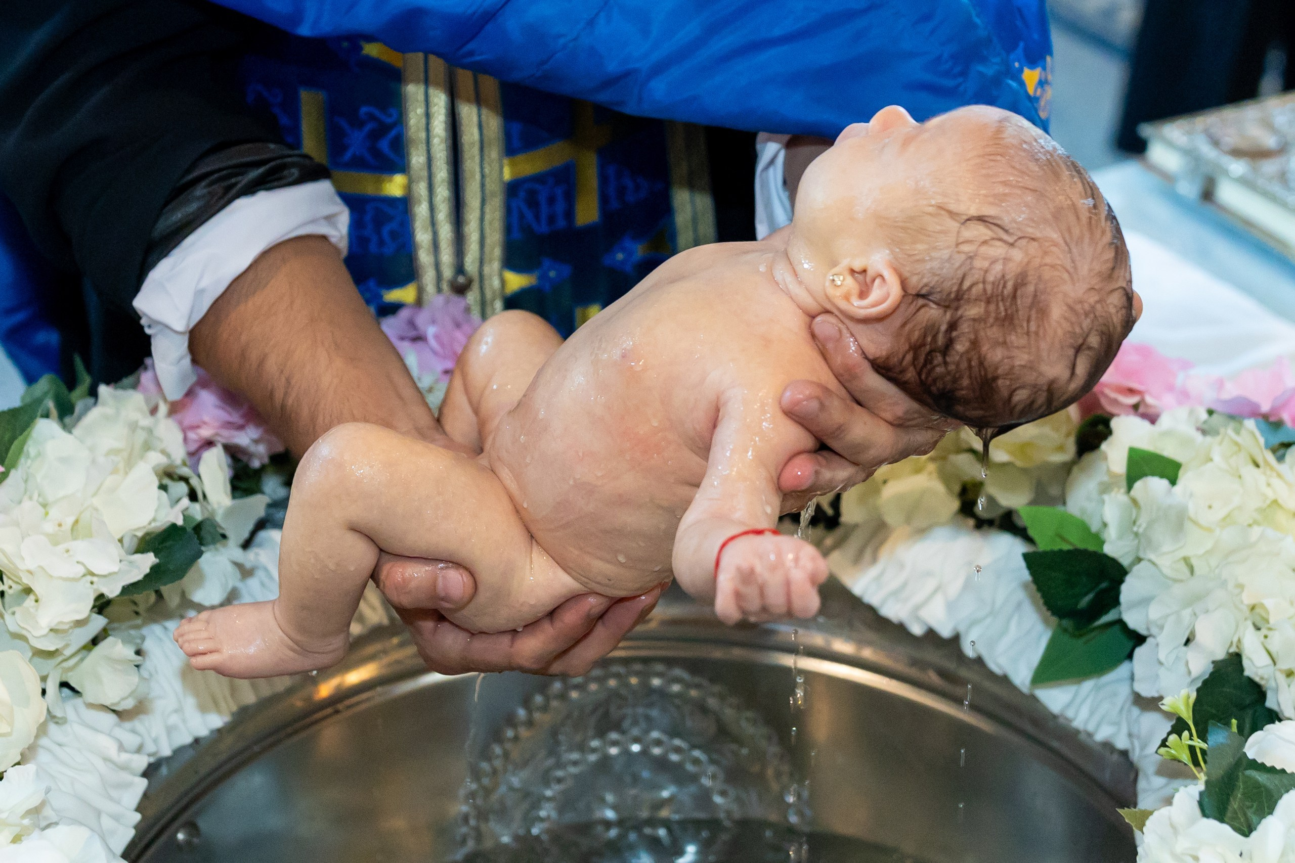 “Bebeluș botezat în biserică, ținut în brațe de nași” • “Detaliu cu lumânarea de botez decorată cu flori albe” • “Părinți emoționați alături de copilul lor la ceremonia de botez” • “Masa festivă de botez cu decor tematic și tort personalizat” • “Momentul în care preotul toarnă apă sfințită pe fruntea bebelușului” “Bebeluș în rochie albă de botez, zâmbind în brațele mamei” • “Detaliu cu cruciulița de botez așezată pe o pernă de satin” • “Părinți și nași aprinzând lumânările în timpul ceremoniei de botez” • “Tort de botez decorat cu figurine tematice și numele copilului” • “Copil botezat dormind liniștit în pătuțul decorat festiv” • “Momentul în care preotul binecuvântează copilul în fața altarului” • “Invitați adunându-se în jurul mesei festive la petrecerea de botez” • “Bebeluș ținând în mână o jucărie personalizată primită la botez” • “Familie fericită pozând împreună după ceremonia de botez” • “Decor tematic cu baloane și flori la locația petrecerii de botez” fotograf Botoșani fotograf evenimente fotograf botez Alin Chirila fotograf alinofotostudio,- Preotul ținându-l pe micuțul Mathias Gabriel la botez, în biserica Înălțarea Domnului, Copălău - Detalii de la botezul lui Mathias – lumânare, trusou și icoană - Familia lui Mathias Gabriel alături de micuț, în ziua botezului - Portret emoționant cu mama și bebelușul în brațe, în biserică,fotograf profesionist evenimente Botoșani, Iași, Suceava, Fălticeni, Bacău, Pașcani, Roman - AlinoFotoStudio by Alin Chirilă - servicii foto nuntă, botez, cununie, ședințe foto creative, albume personalizate, fotografii emoționante și calitative pentru cele mai importante momente din viață,fotograf nuntă Botoșani Alin Chirilă, ședință foto botez Iași - AlinoFotoStudio, servicii fotograf profesionist evenimente Suceava, fotograf cununie civilă Fălticeni - Alin Chirilă, album foto nuntă personalizat Bacău.“Bebeluș botezat în biserică, ținut în brațe de nași” • “Detaliu cu lumânarea de botez decorată cu flori albe” • “Părinți emoționați alături de copilul lor la ceremonia de botez” • “Masa festivă de botez cu decor tematic și tort personalizat” • “Momentul în care preotul toarnă apă sfințită pe fruntea bebelușului” “Bebeluș în rochie albă de botez, zâmbind în brațele mamei” • “Detaliu cu cruciulița de botez așezată pe o pernă de satin” • “Părinți și nași aprinzând lumânările în timpul ceremoniei de botez” • “Tort de botez decorat cu figurine tematice și numele copilului” • “Copil botezat dormind liniștit în pătuțul decorat festiv” • “Momentul în care preotul binecuvântează copilul în fața altarului” • “Invitați adunându-se în jurul mesei festive la petrecerea de botez” • “Bebeluș ținând în mână o jucărie personalizată primită la botez” • “Familie fericită pozând împreună după ceremonia de botez” • “Decor tematic cu baloane și flori la locația petrecerii de botez” fotograf Botoșani fotograf evenimente fotograf botez Alin Chirila fotograf alinofotostudio.fotograf botez Amelis Maria, fotografie botez Botoșani, fotograf Alin Chirilă, amintiri botez, fotografii botez, botez Amelis Maria, fotograf copii, fotografie botez în Botoșani,