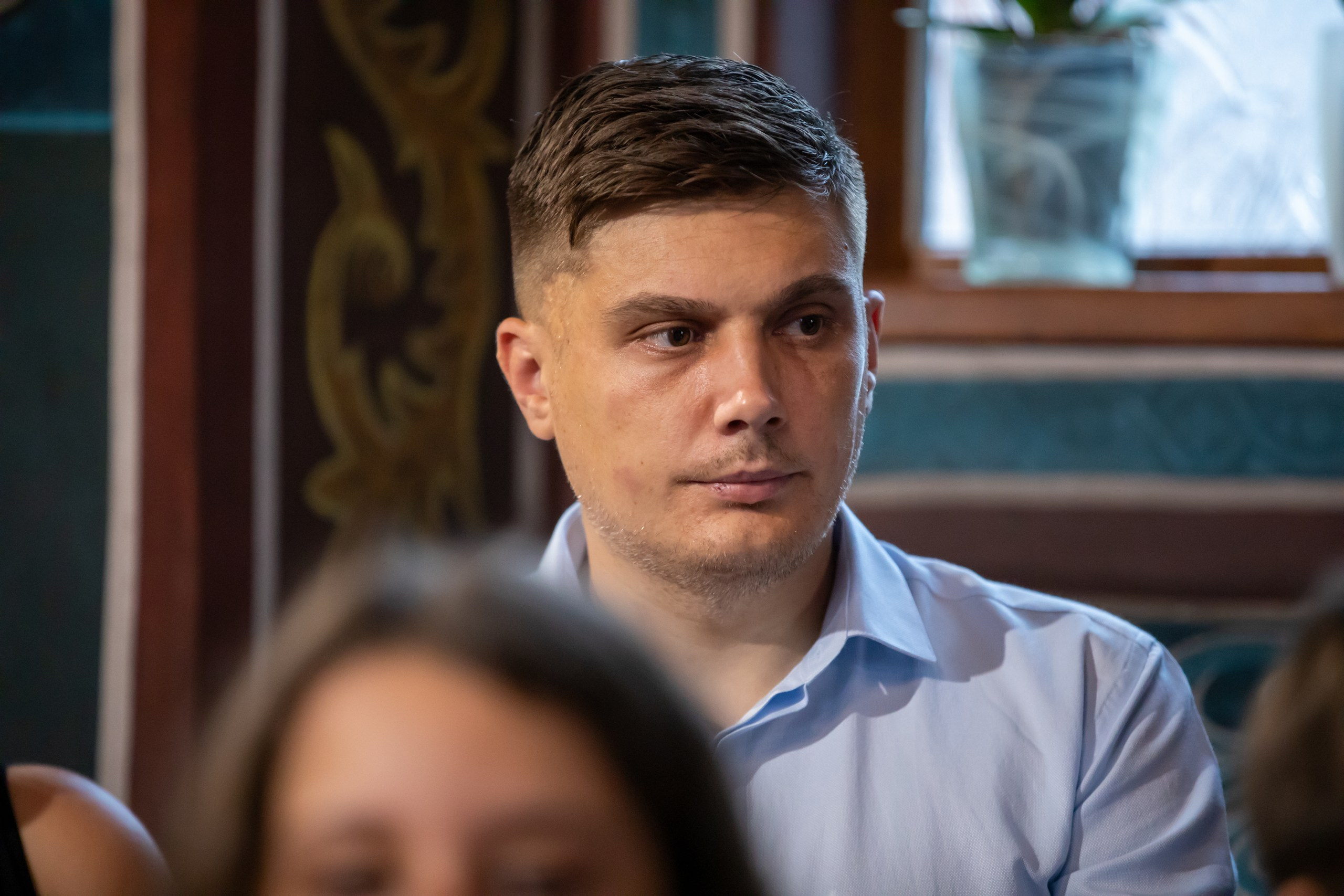 fotograf botez , fotografie botez Botoșani, fotograf Alin Chirilă, amintiri botez, fotografii botez, botez Miruna Parascheva, fotograf copii, fotografie botez în Botoșani-alt="botez , fotografie botez Alin Chirilă, amintiri botez, fotografii emoționante botez Botoșani"-- fotografii-botez-bebelus- amintiri-botez-micuț- moment-sfânt-crestinare- fotografie-emotionanta-botez- detalii-botez-bebelusi- parinti-fericiti-la-botez- fotograf-botez-profesionist- botez-in-biserica-ortodoxa- micuț-botezat-cu-emoție- zâmbete-și-lacrimi-la-botez- bebeluș-la-cristelniță- decor-botez-colorat- botez-cu-dragoste-și-credință- emotie-pura-la-botez- fotograf-botez-botosani- botez-iasi-suceava-fotograf- amintiri-nepretuite-botez-- Preotul ținându-l pe micuțul Mathias Gabriel la botez, în biserica Înălțarea Domnului, Copălău - Detalii de la botezul lui Mathias – lumânare, trusou și icoană - Familia lui Mathias Gabriel alături de micuț, în ziua botezului - Portret emoționant cu mama și bebelușul în brațe, în biserică,fotograf profesionist evenimente Botoșani, Iași, Suceava, Fălticeni, Bacău, Pașcani, Roman - AlinoFotoStudio by Alin Chirilă - servicii foto nuntă, botez, cununie, ședințe foto creative, albume personalizate, fotografii emoționante și calitative pentru cele mai importante momente din viață,fotograf nuntă Botoșani Alin Chirilă, ședință foto botez Iași - AlinoFotoStudio, servicii fotograf profesionist evenimente Suceava, fotograf cununie civilă Fălticeni - Alin Chirilă, album foto nuntă personalizat Bacău.“Bebeluș botezat în biserică, ținut în brațe de nași” • “Detaliu cu lumânarea de botez decorată cu flori albe” • “Părinți emoționați alături de copilul lor la ceremonia de botez” • “Masa festivă de botez cu decor tematic și tort personalizat” • “Momentul în care preotul toarnă apă sfințită pe fruntea bebelușului” “Bebeluș în rochie albă de botez, zâmbind în brațele mamei” • “Detaliu cu cruciulița de botez așezată pe o pernă de satin” • “Părinți și nași aprinzând lumânările în timpul ceremoniei de botez” • “Tort de botez decorat cu figurine tematice și numele copilului” • “Copil botezat dormind liniștit în pătuțul decorat festiv” • “Momentul în care preotul binecuvântează copilul în fața altarului” • “Invitați adunându-se în jurul mesei festive la petrecerea de botez” • “Bebeluș ținând în mână o jucărie personalizată primită la botez” • “Familie fericită pozând împreună după ceremonia de botez” • “Decor tematic cu baloane și flori la locația petrecerii de botez” fotograf Botoșani fotograf evenimente fotograf botez Alin Chirila fotograf alinofotostudio.fotograf botez Amelis Maria, fotografie botez Botoșani, fotograf Alin Chirilă, amintiri botez, fotografii botez, botez Amelis Maria, fotograf copii, fotografie botez în Botoșani,