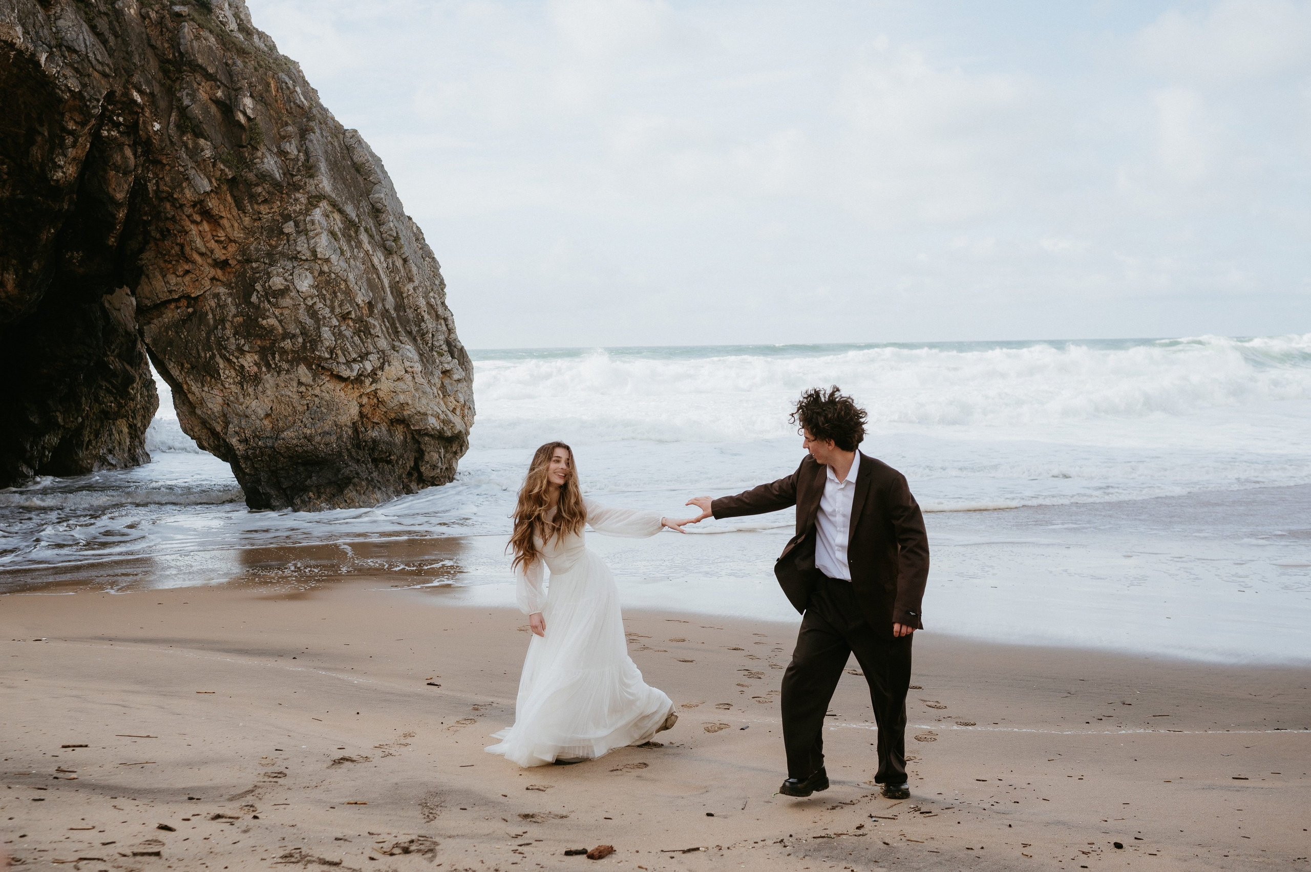 Ședință foto de nuntă pe plaja Adraga – emoție la malul oceanului Atlantic. Valentin Melen — wedding photographer