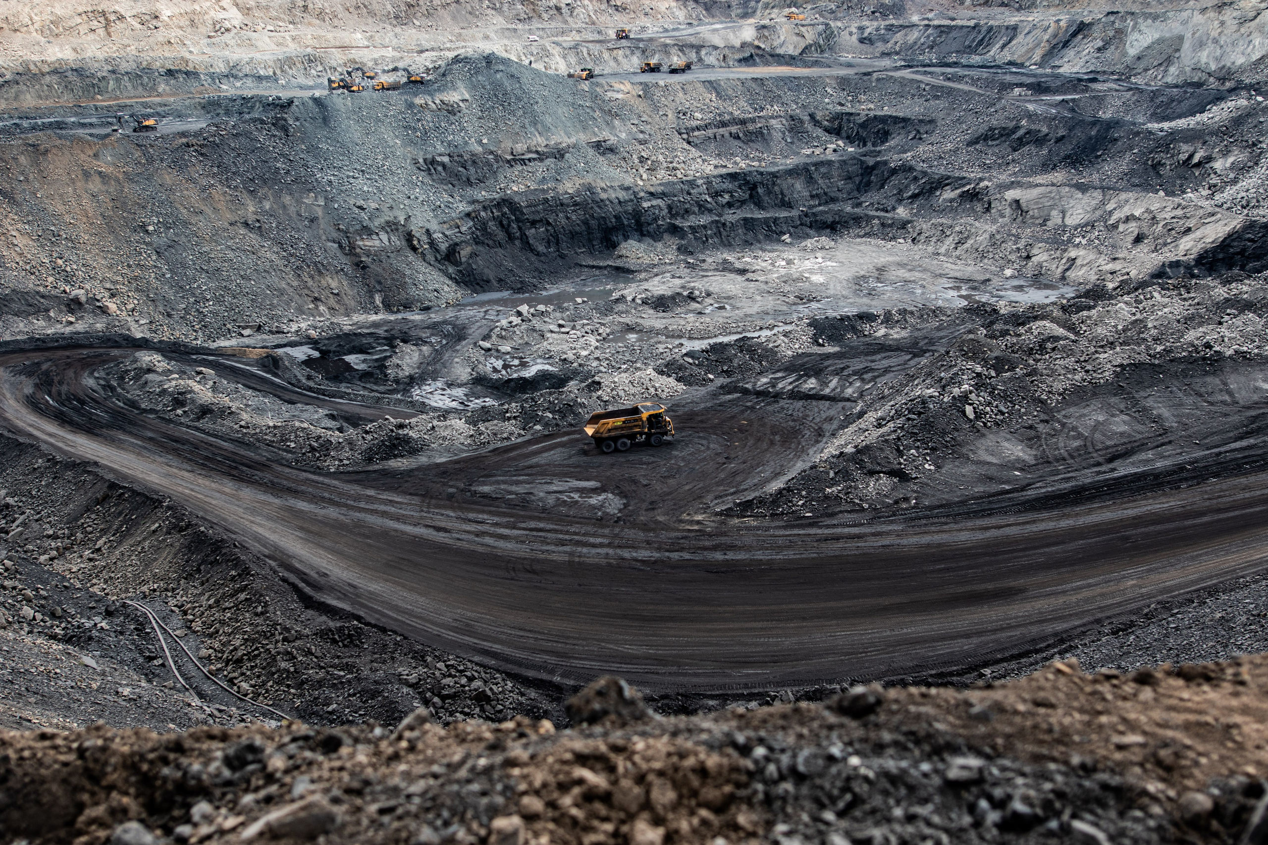 Depuis deux décennies, la province de Tete, au nord-ouest du Mozambique, est devenue l’un des épicentres de l’extractivisme en Afrique australe. Riche en ressources naturelles, en particulier en charbon, la région a attiré de puissants groupes miniers internationaux, dont le géant brésilien Vale, dont la mine fut reprise par le géant indien Vulcan venu exploiter l’immense bassin charbonnier de Moatize, l’un des plus grands du continent.