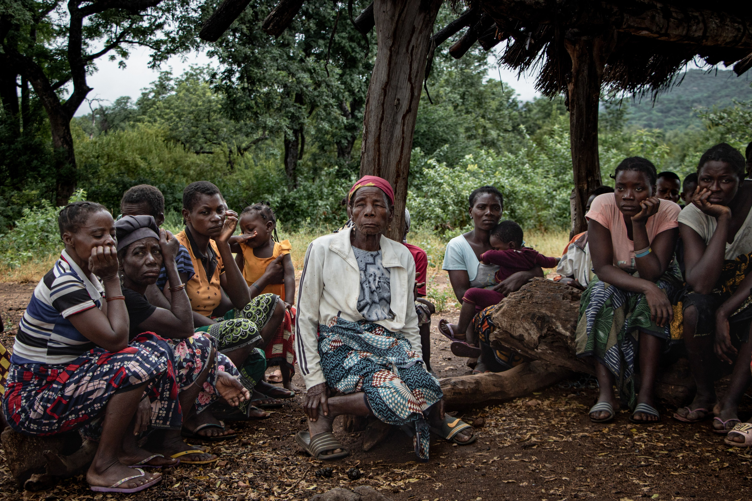 Réunion communautaire organisée par Justiça Ambiental et le CCFD-Terre Solidaire pour informer les habitants sur les conséquences du méga barrage de Mphanda Nkuwa. Face au manque de transparence et à l’exclusion des communautés locales dans le processus décisionnel, ces espaces d’échange sont essentiels. Pourtant, la présence fréquente de la police lors de ces rencontres vise à intimider et décourager toute forme de contestation. Tandis que les promoteurs du barrage insistent sur une “transition verte” et la promesse d’emplois, ils passent sous silence les impacts environnementaux majeurs et les risques de déplacement massif qui pèsent sur les populations riveraines.