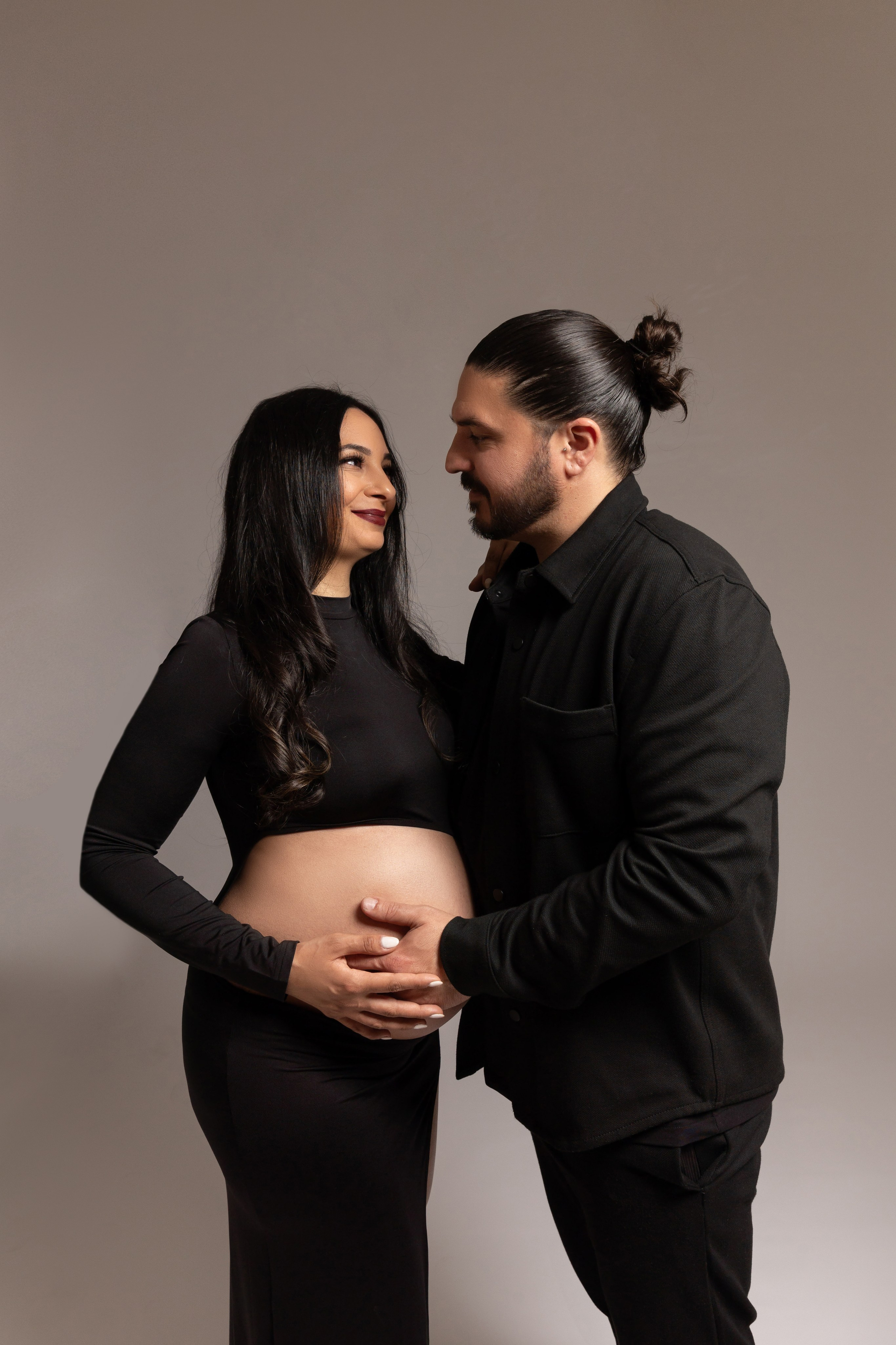 Inniger Moment beim Babybauchshooting – werdende Eltern halten gemeinsam den Babybauch in Lüdenscheid.