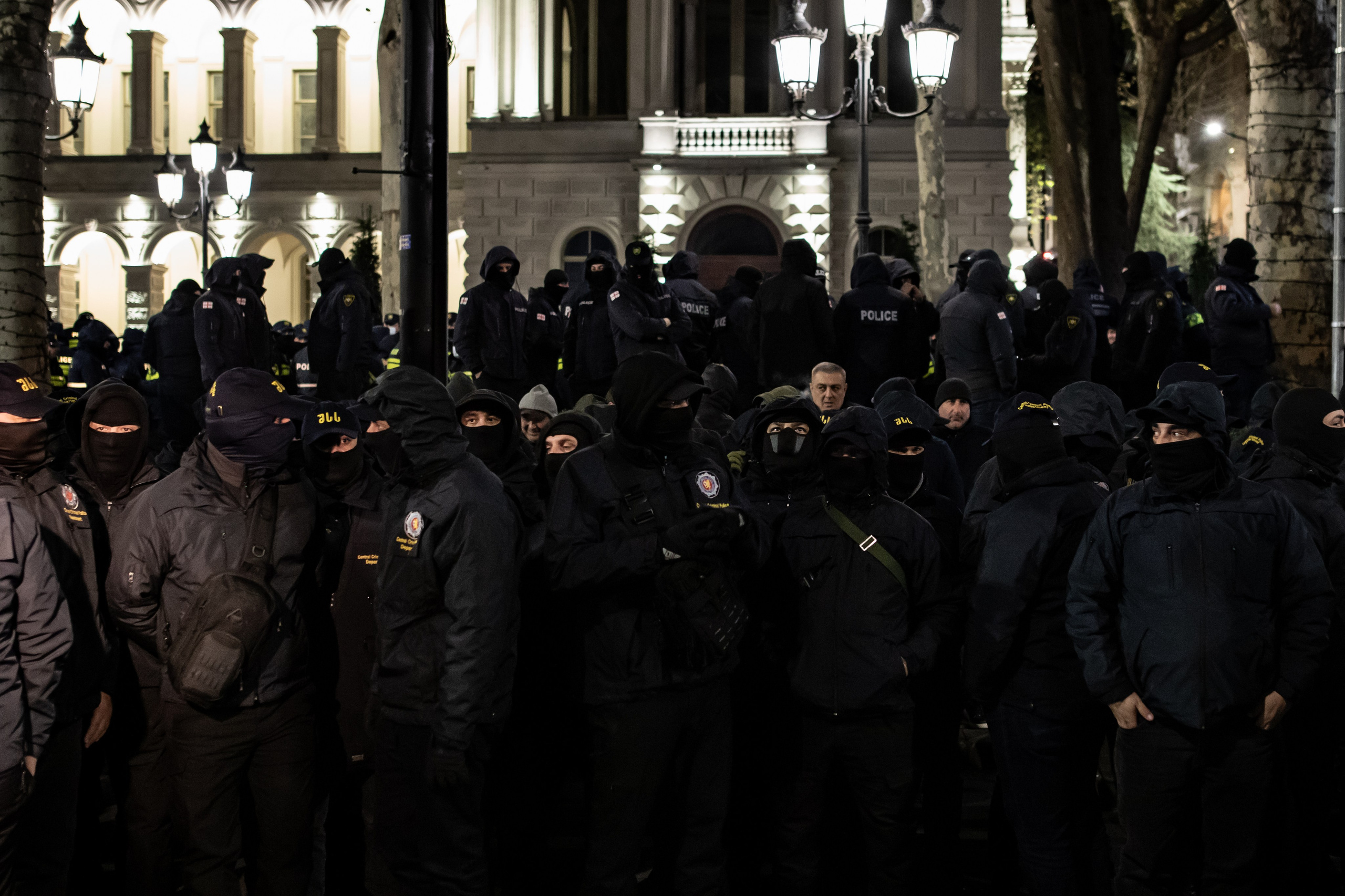 La Police géorgienne se rassemble devant le Parlement le soir de la nomination du nouveau Président M.Kavelachvili.