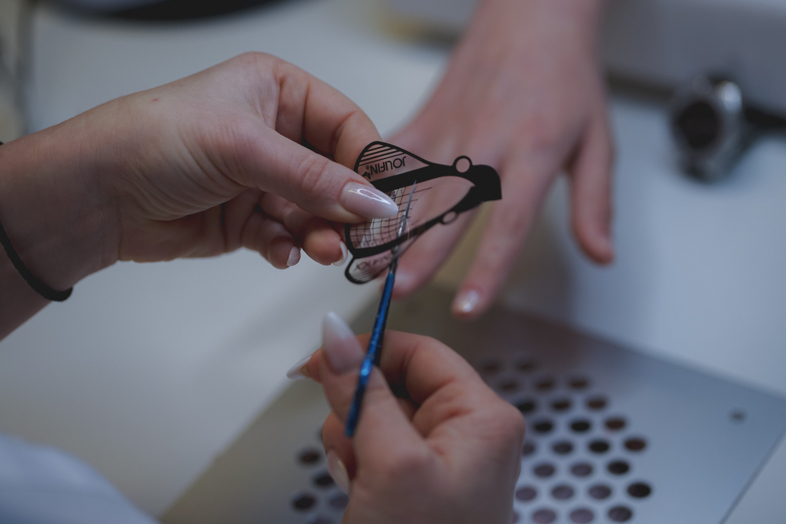 Professionelle Nagelmodellierungs-Schulungen in Stuttgart Gel-Lack-System & Maniküre-Kurse | Beauty Academy Stuttgart Kombi-Maniküre & Pedik. Beauty Studio Perfekto