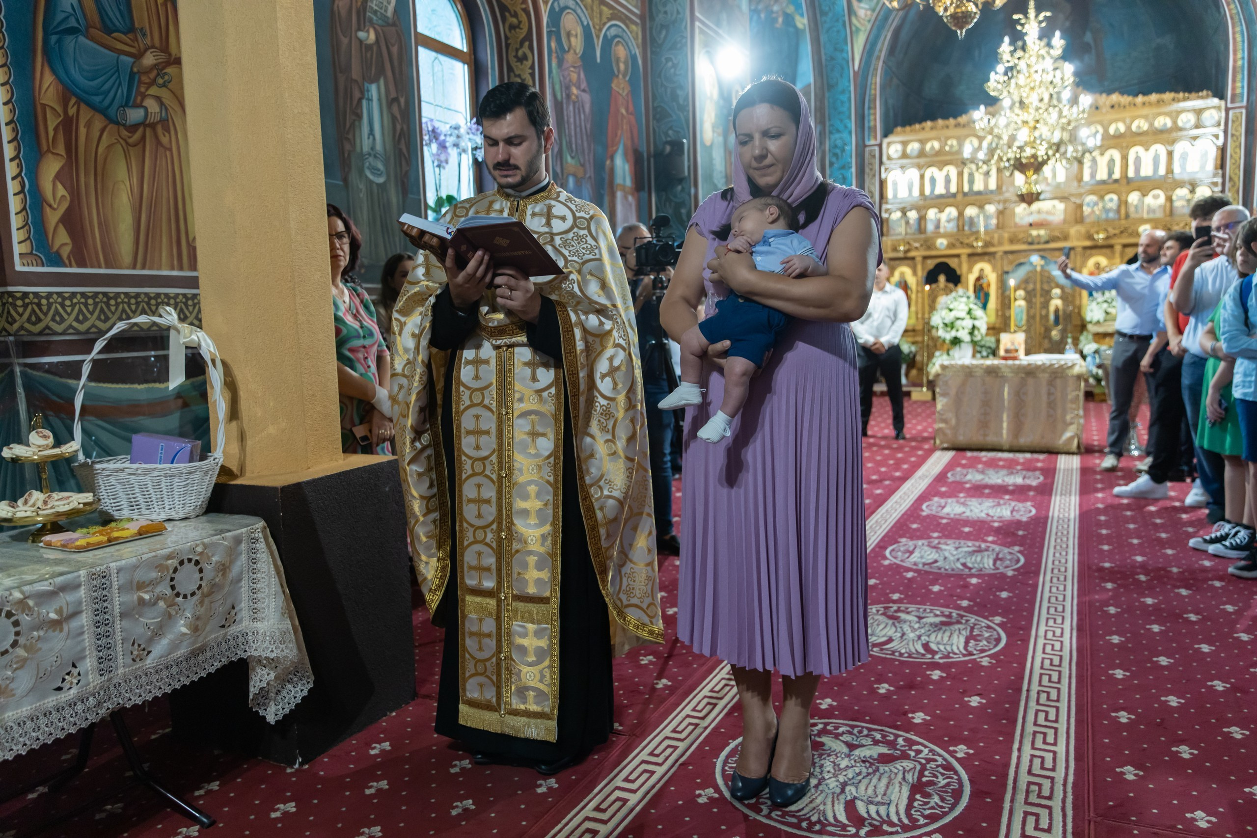 fotograf botez , fotografie botez Botoșani, fotograf Alin Chirilă, amintiri botez, fotografii botez, botez Miruna Parascheva, fotograf copii, fotografie botez în Botoșani-alt="botez , fotografie botez Alin Chirilă, amintiri botez, fotografii emoționante botez Botoșani"-- fotografii-botez-bebelus- amintiri-botez-micuț- moment-sfânt-crestinare- fotografie-emotionanta-botez- detalii-botez-bebelusi- parinti-fericiti-la-botez- fotograf-botez-profesionist- botez-in-biserica-ortodoxa- micuț-botezat-cu-emoție- zâmbete-și-lacrimi-la-botez- bebeluș-la-cristelniță- decor-botez-colorat- botez-cu-dragoste-și-credință- emotie-pura-la-botez- fotograf-botez-botosani- botez-iasi-suceava-fotograf- amintiri-nepretuite-botez-- Preotul ținându-l pe micuțul Mathias Gabriel la botez, în biserica Înălțarea Domnului, Copălău - Detalii de la botezul lui Mathias – lumânare, trusou și icoană - Familia lui Mathias Gabriel alături de micuț, în ziua botezului - Portret emoționant cu mama și bebelușul în brațe, în biserică,fotograf profesionist evenimente Botoșani, Iași, Suceava, Fălticeni, Bacău, Pașcani, Roman - AlinoFotoStudio by Alin Chirilă - servicii foto nuntă, botez, cununie, ședințe foto creative, albume personalizate, fotografii emoționante și calitative pentru cele mai importante momente din viață,fotograf nuntă Botoșani Alin Chirilă, ședință foto botez Iași - AlinoFotoStudio, servicii fotograf profesionist evenimente Suceava, fotograf cununie civilă Fălticeni - Alin Chirilă, album foto nuntă personalizat Bacău.“Bebeluș botezat în biserică, ținut în brațe de nași” • “Detaliu cu lumânarea de botez decorată cu flori albe” • “Părinți emoționați alături de copilul lor la ceremonia de botez” • “Masa festivă de botez cu decor tematic și tort personalizat” • “Momentul în care preotul toarnă apă sfințită pe fruntea bebelușului” “Bebeluș în rochie albă de botez, zâmbind în brațele mamei” • “Detaliu cu cruciulița de botez așezată pe o pernă de satin” • “Părinți și nași aprinzând lumânările în timpul ceremoniei de botez” • “Tort de botez decorat cu figurine tematice și numele copilului” • “Copil botezat dormind liniștit în pătuțul decorat festiv” • “Momentul în care preotul binecuvântează copilul în fața altarului” • “Invitați adunându-se în jurul mesei festive la petrecerea de botez” • “Bebeluș ținând în mână o jucărie personalizată primită la botez” • “Familie fericită pozând împreună după ceremonia de botez” • “Decor tematic cu baloane și flori la locația petrecerii de botez” fotograf Botoșani fotograf evenimente fotograf botez Alin Chirila fotograf alinofotostudio.fotograf botez Amelis Maria, fotografie botez Botoșani, fotograf Alin Chirilă, amintiri botez, fotografii botez, botez Amelis Maria, fotograf copii, fotografie botez în Botoșani,