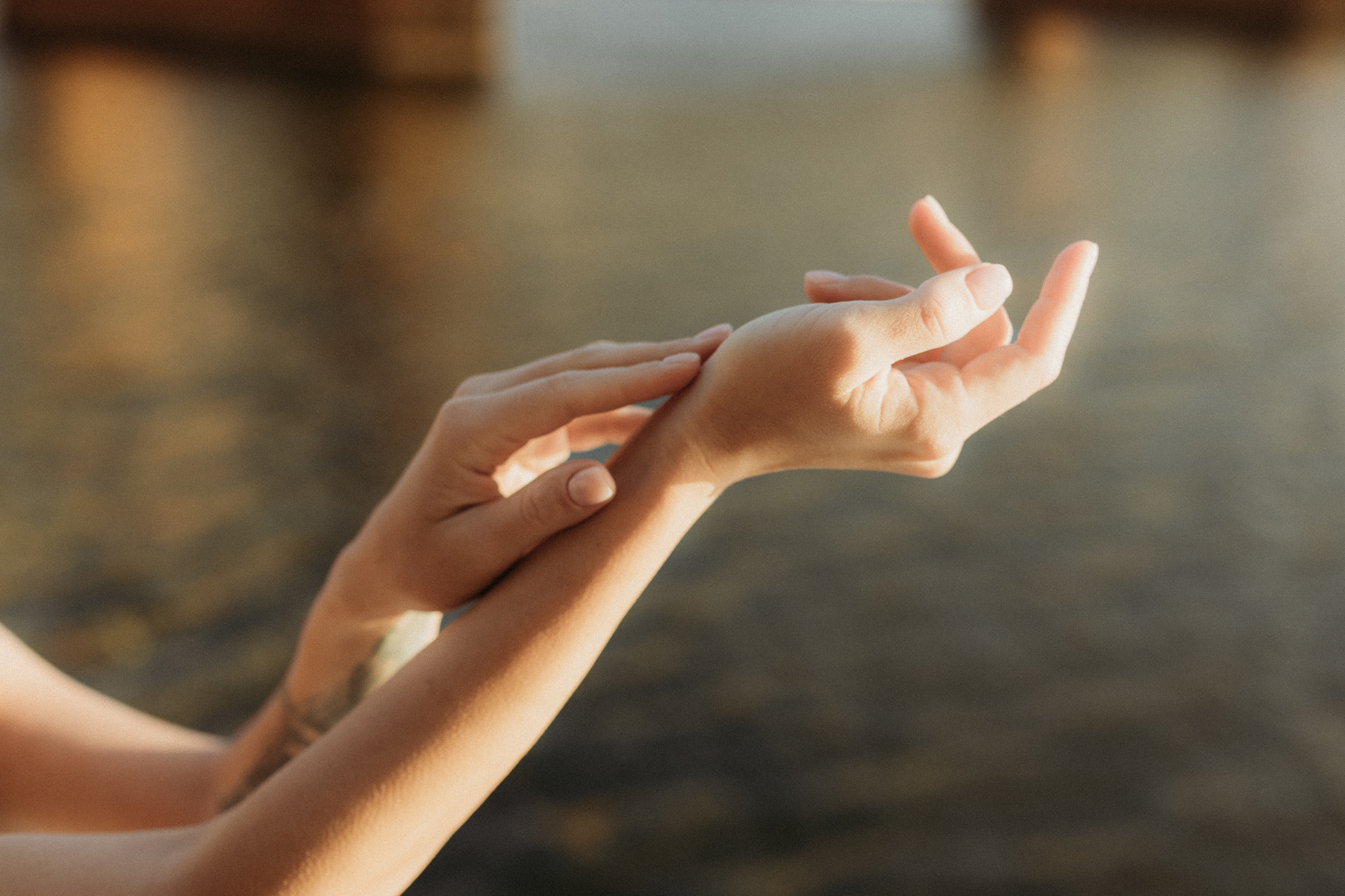 Individual photo shoot by the banks of the Garonne River in Toulouse. Eugenie Smirnova — wedding, corporate and lifestyle photographer in Toulouse and Southwest France