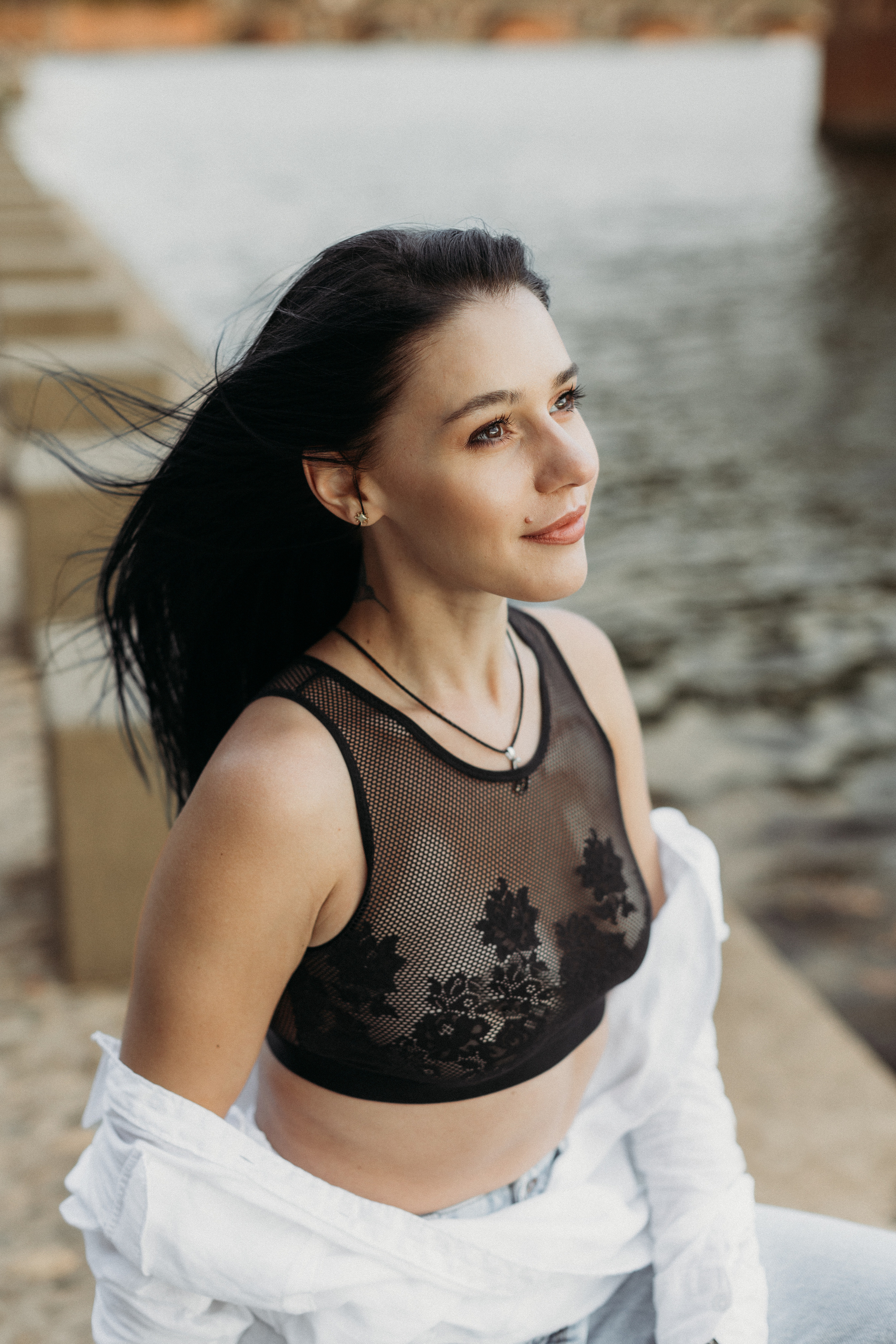 Individual photo shoot by the banks of the Garonne River in Toulouse. Eugenie Smirnova — wedding, corporate and lifestyle photographer in Toulouse and Southwest France