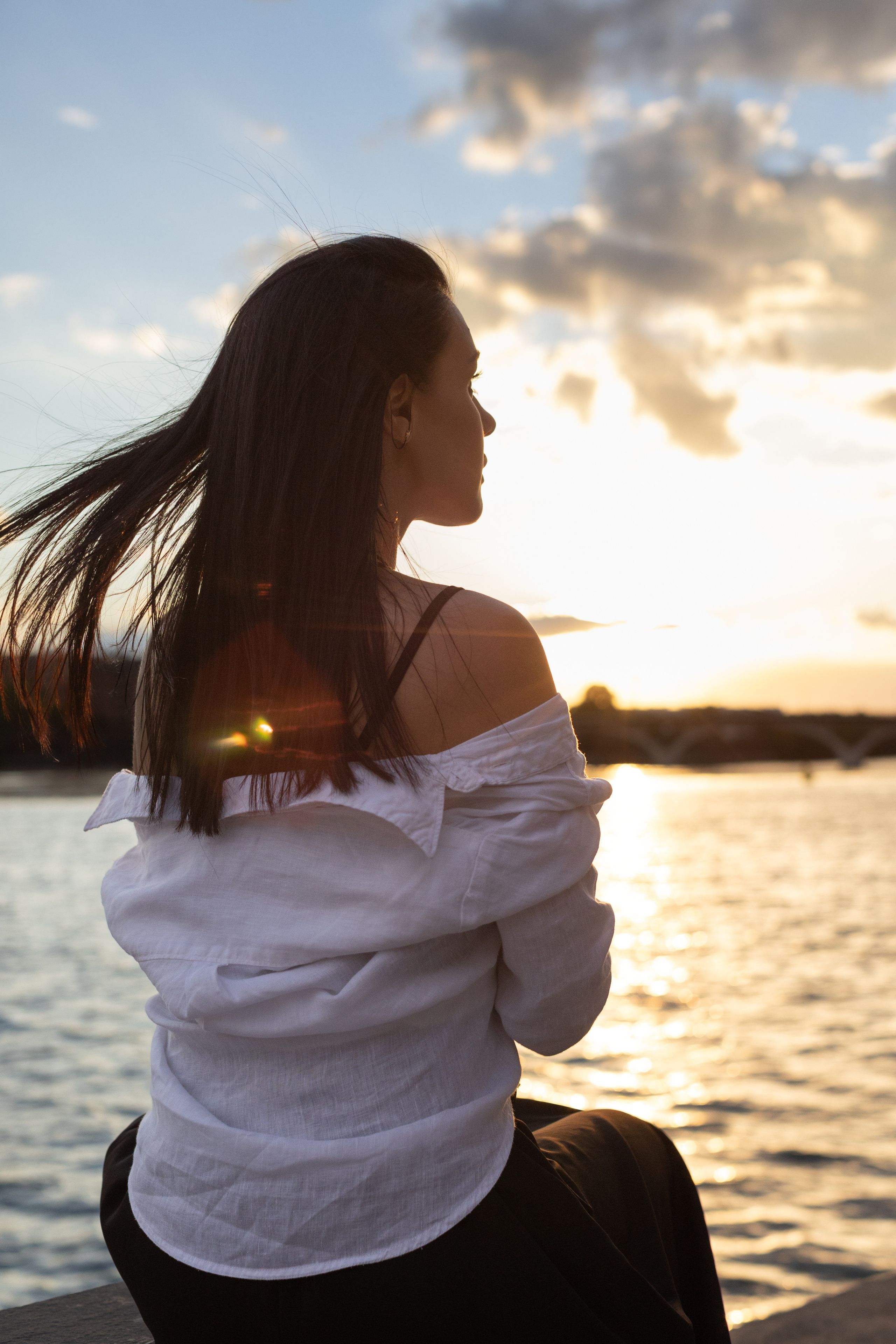 Individual photo shoot by the banks of the Garonne River in Toulouse. Eugenie Smirnova — wedding, corporate and lifestyle photographer in Toulouse and Southwest France