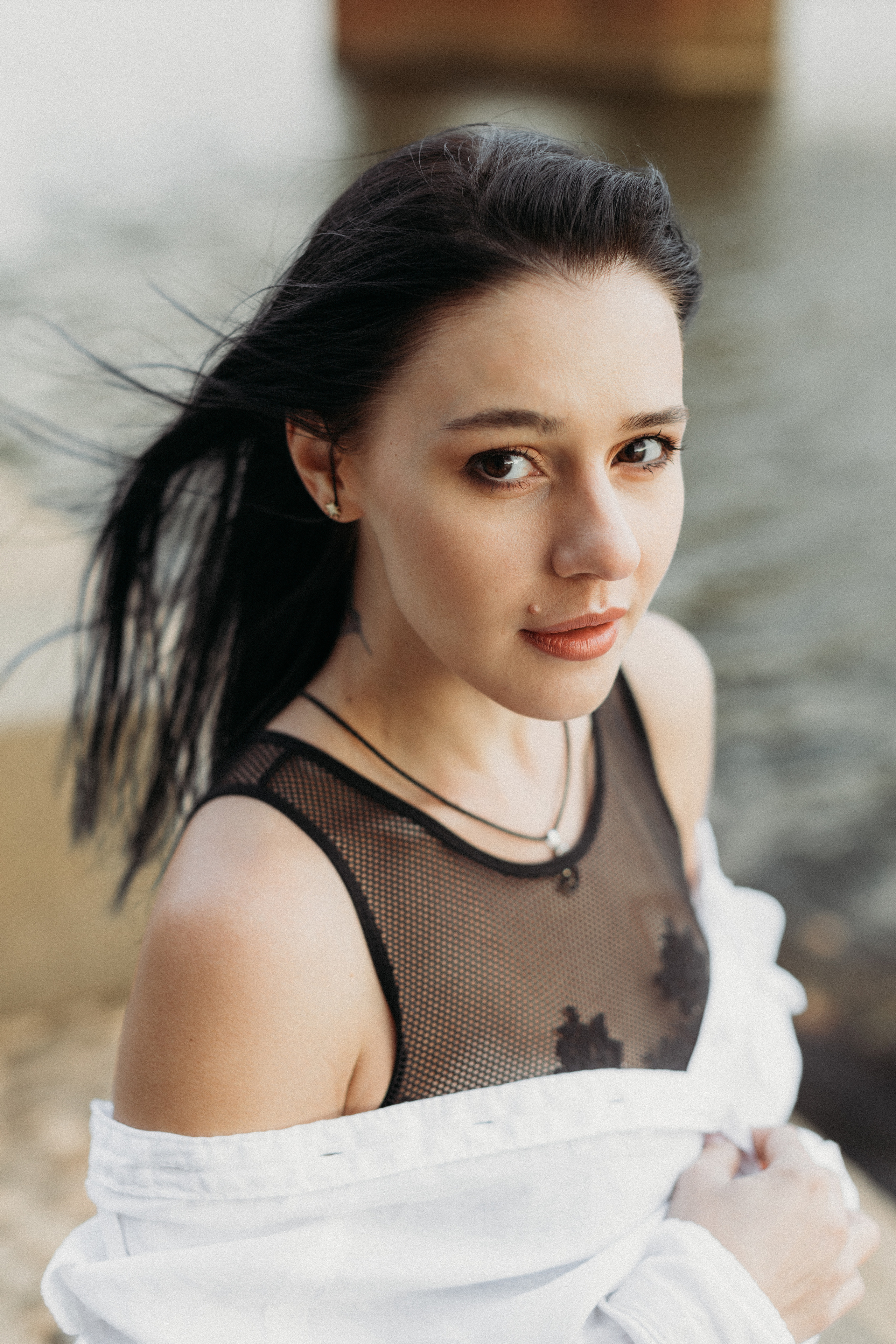Individual photo shoot by the banks of the Garonne River in Toulouse. Eugenie Smirnova — wedding, corporate and lifestyle photographer in Toulouse and Southwest France