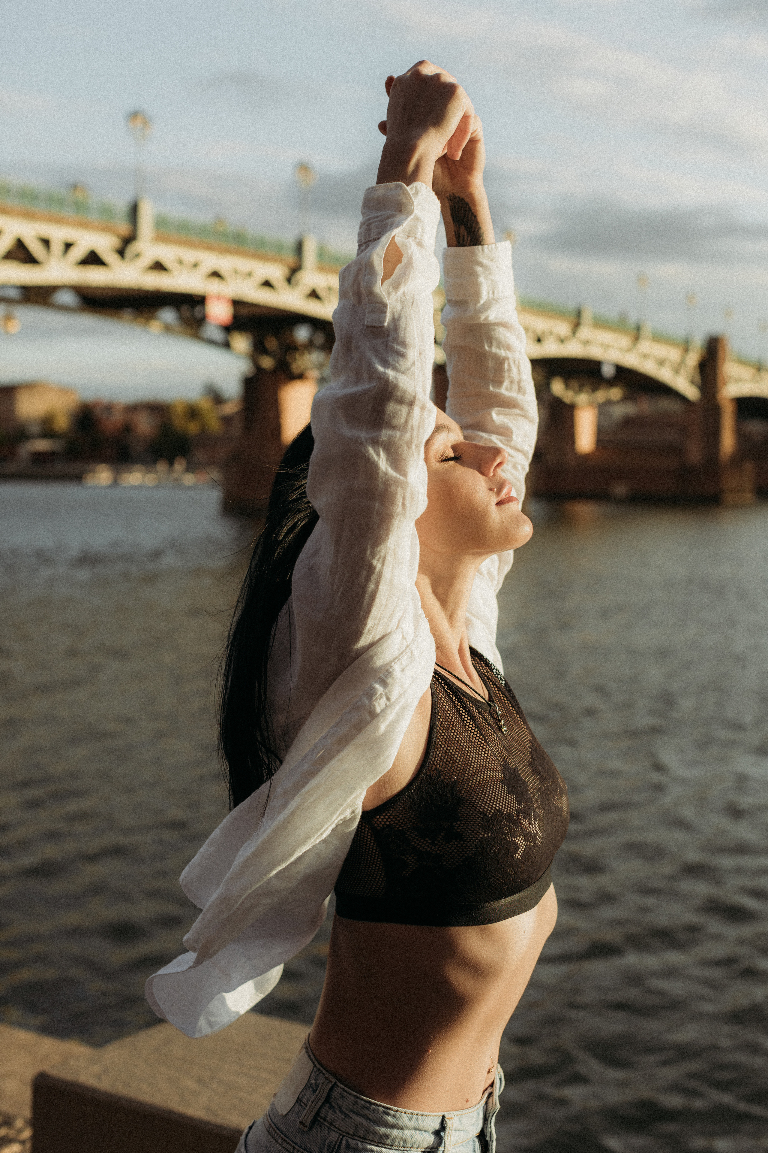 Individual photo shoot by the banks of the Garonne River in Toulouse. Eugenie Smirnova — wedding, corporate and lifestyle photographer in Toulouse and Southwest France