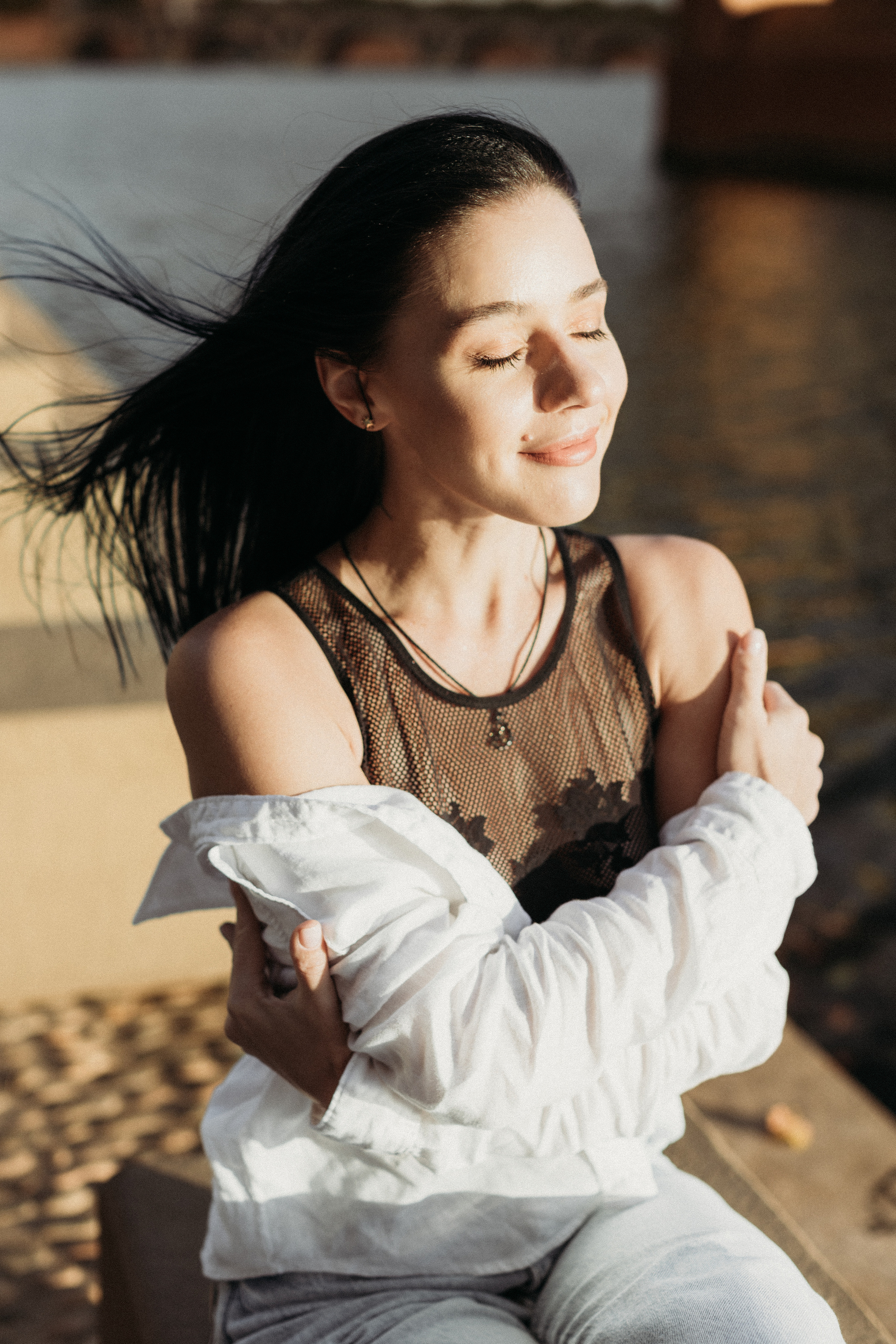 Individual photo shoot by the banks of the Garonne River in Toulouse. Eugenie Smirnova — wedding, corporate and lifestyle photographer in Toulouse and Southwest France