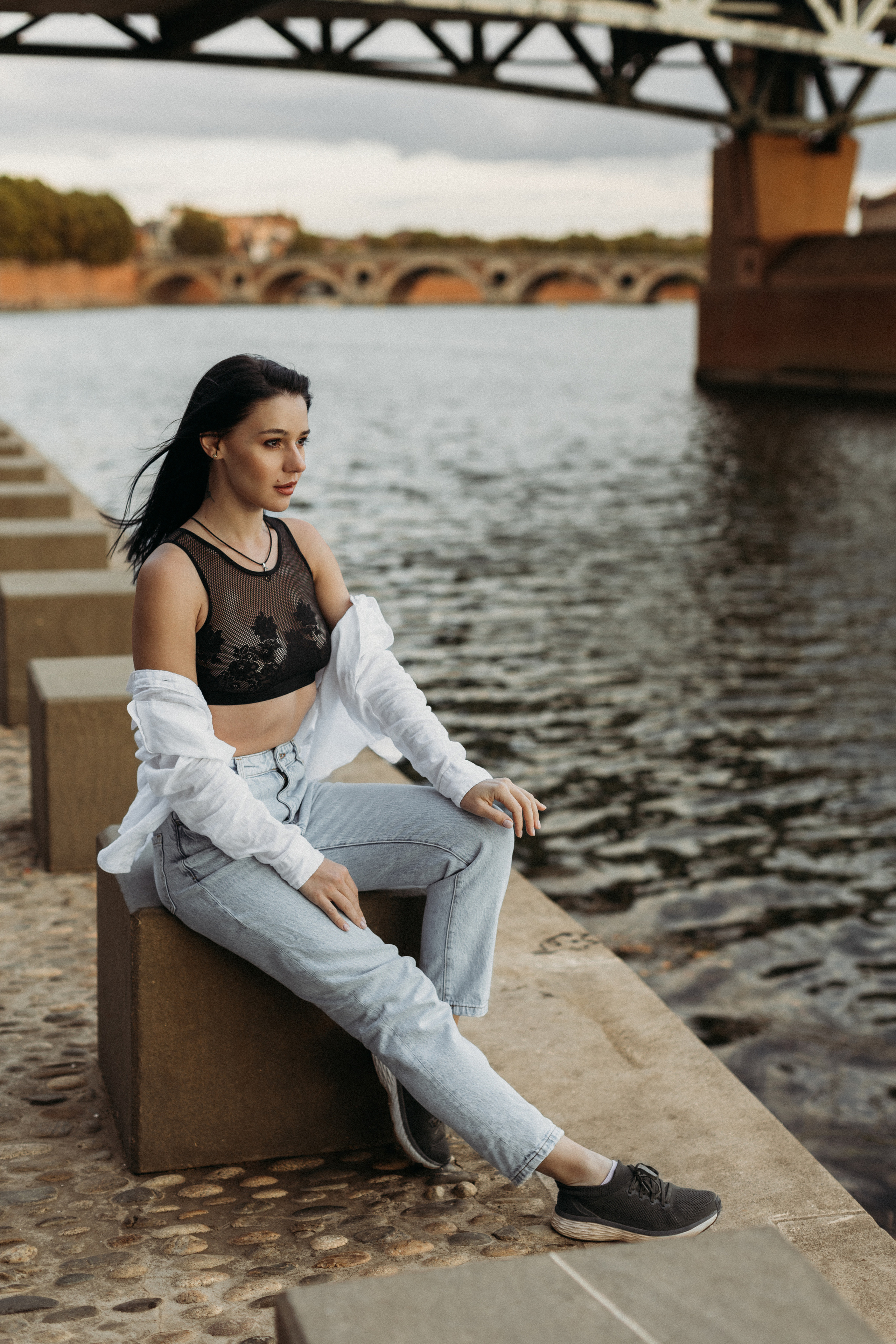 Individual photo shoot by the banks of the Garonne River in Toulouse. Eugenie Smirnova — wedding, corporate and lifestyle photographer in Toulouse and Southwest France