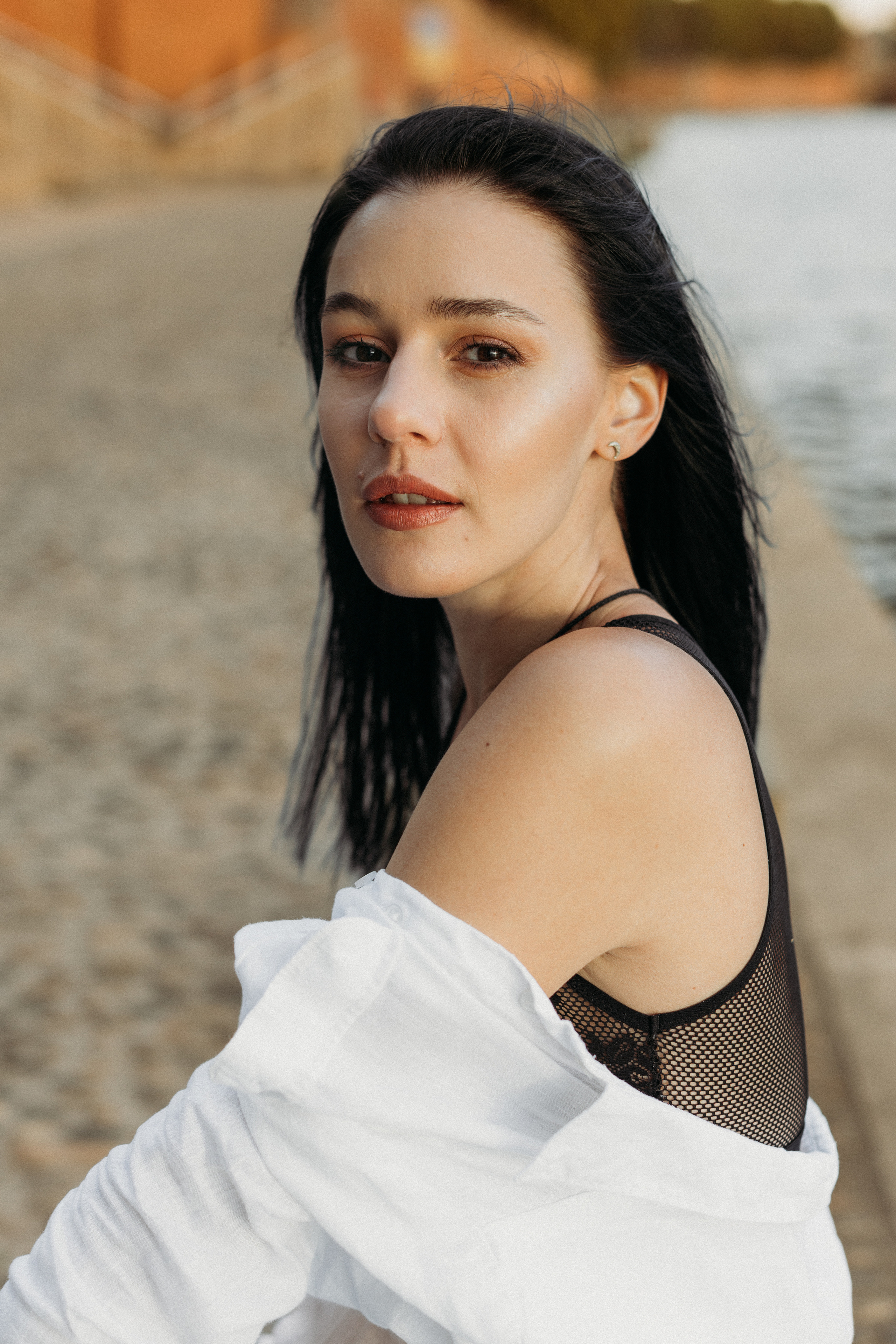 Individual photo shoot by the banks of the Garonne River in Toulouse. Eugenie Smirnova — wedding, corporate and lifestyle photographer in Toulouse and Southwest France