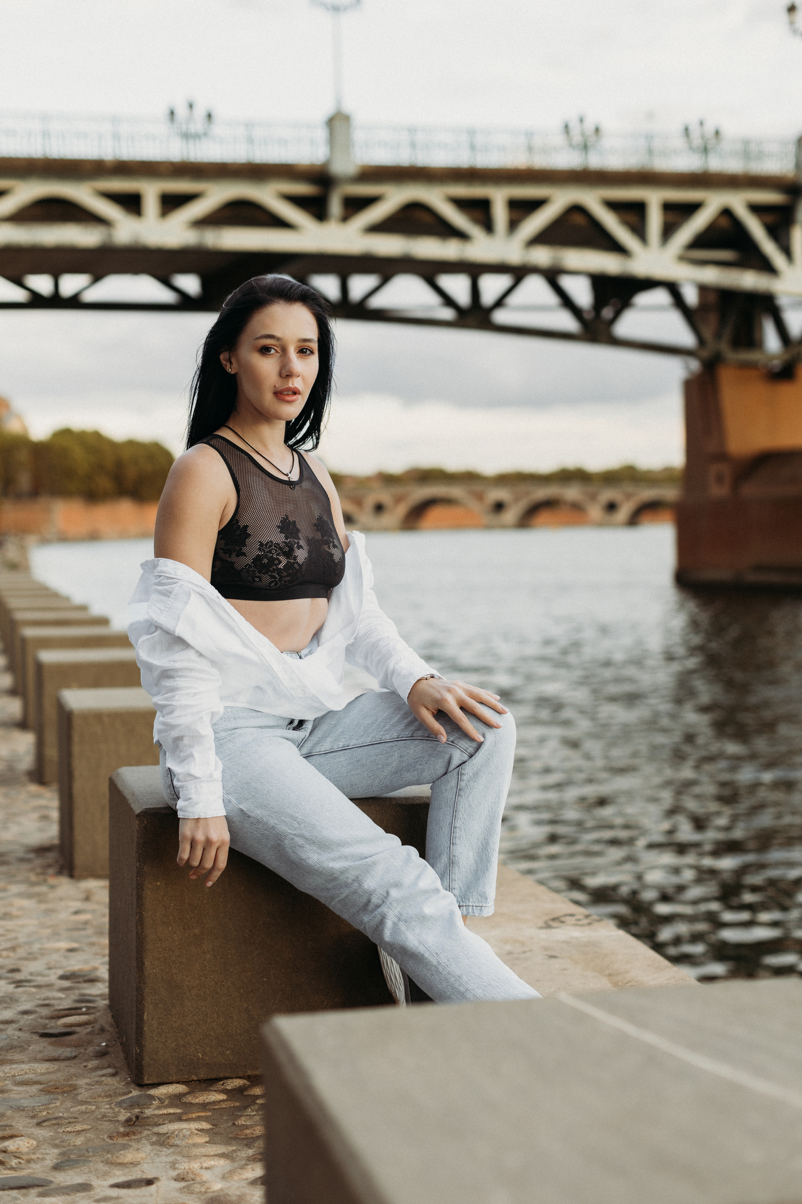 Individual photo shoot by the banks of the Garonne River in Toulouse. Eugenie Smirnova — wedding, corporate and lifestyle photographer in Toulouse and Southwest France