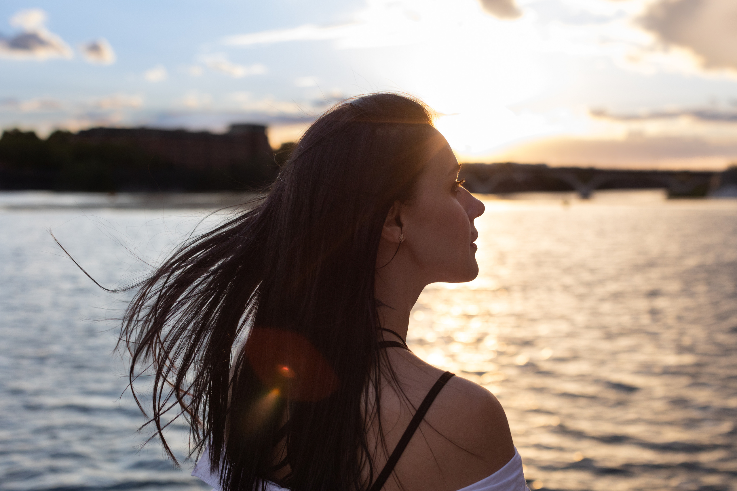 Individual photo shoot by the banks of the Garonne River in Toulouse. Eugenie Smirnova — wedding, corporate and lifestyle photographer in Toulouse and Southwest France