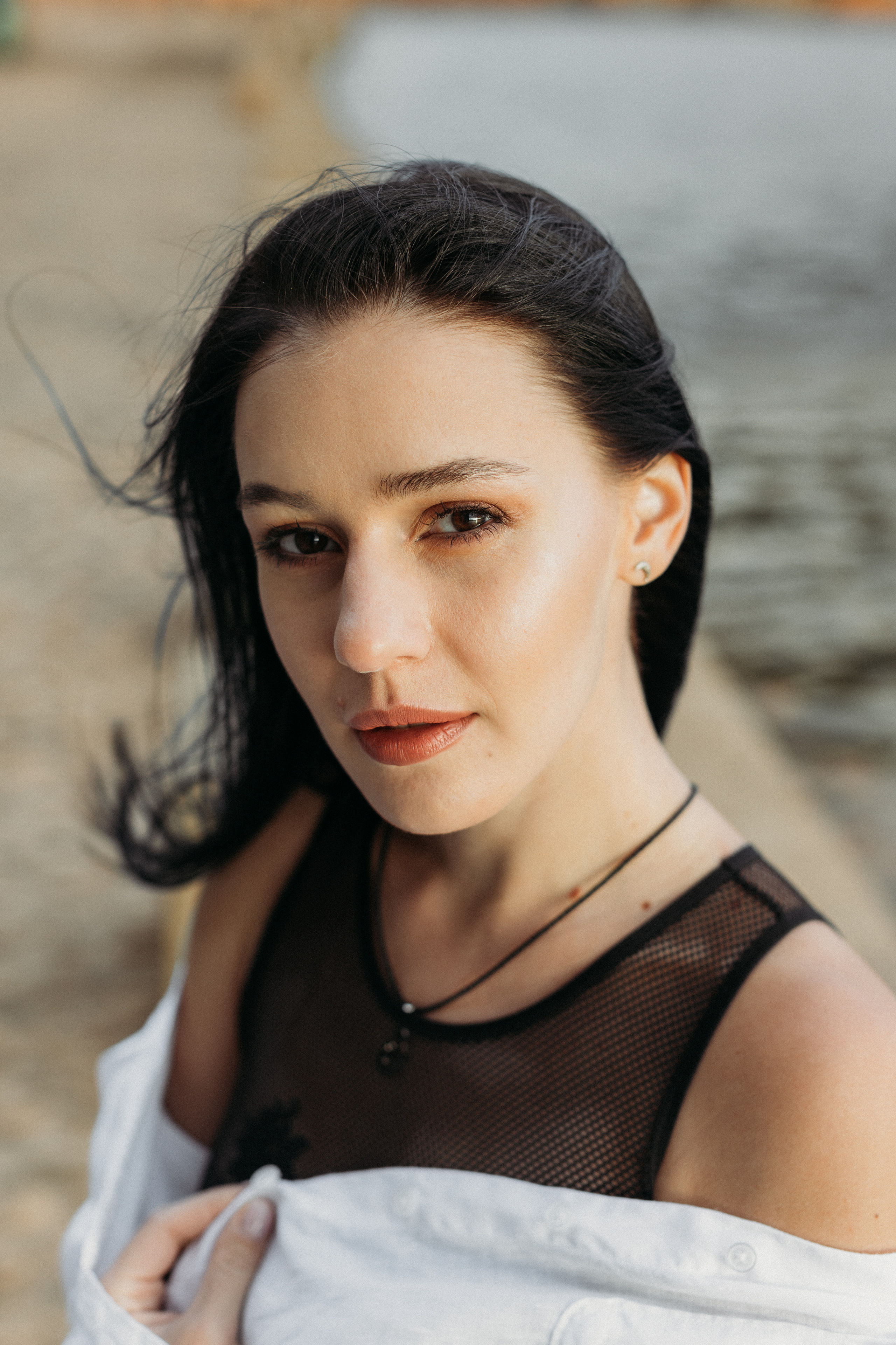 Individual photo shoot by the banks of the Garonne River in Toulouse. Eugenie Smirnova — wedding, corporate and lifestyle photographer in Toulouse and Southwest France