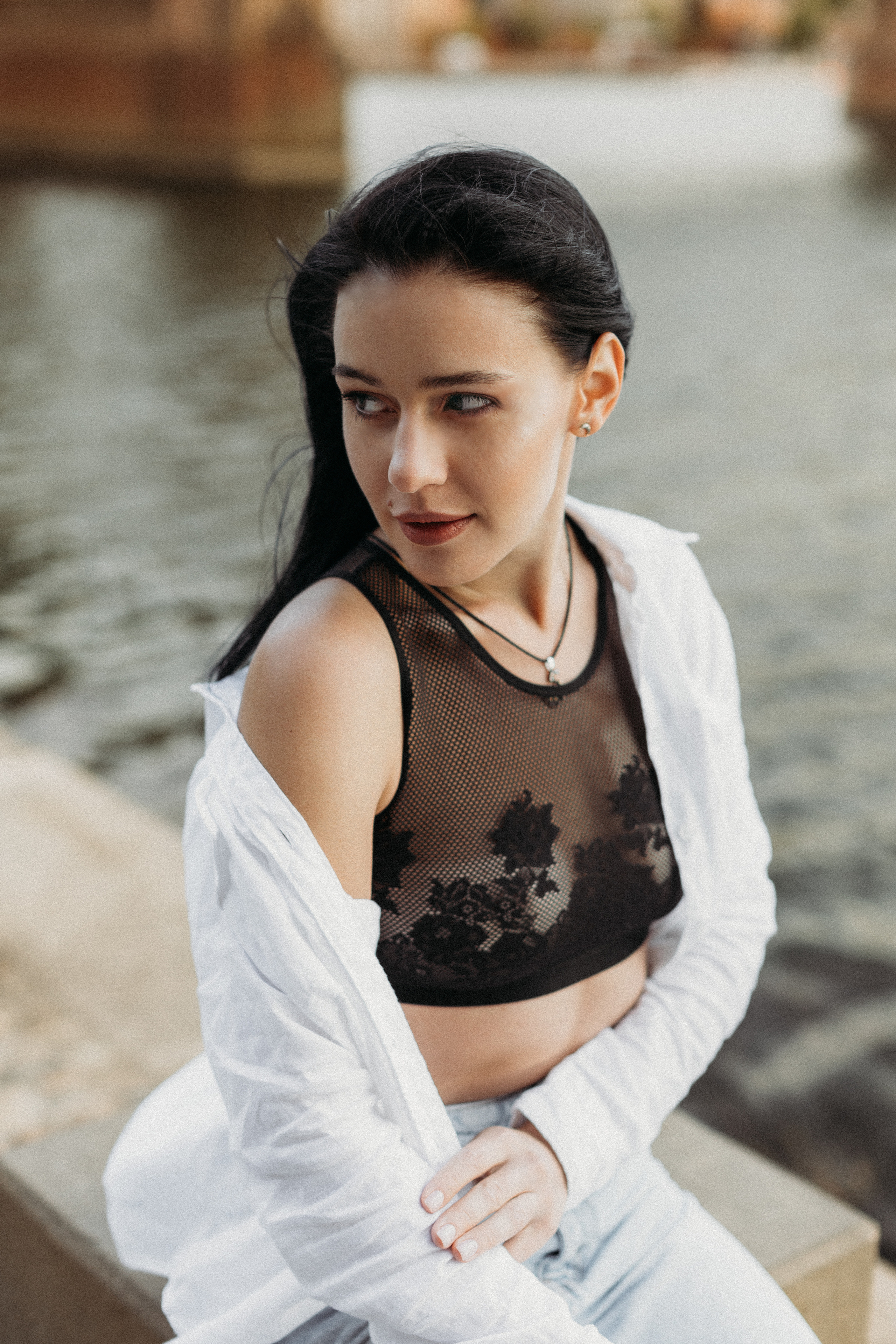 Individual photo shoot by the banks of the Garonne River in Toulouse. Eugenie Smirnova — wedding, corporate and lifestyle photographer in Toulouse and Southwest France