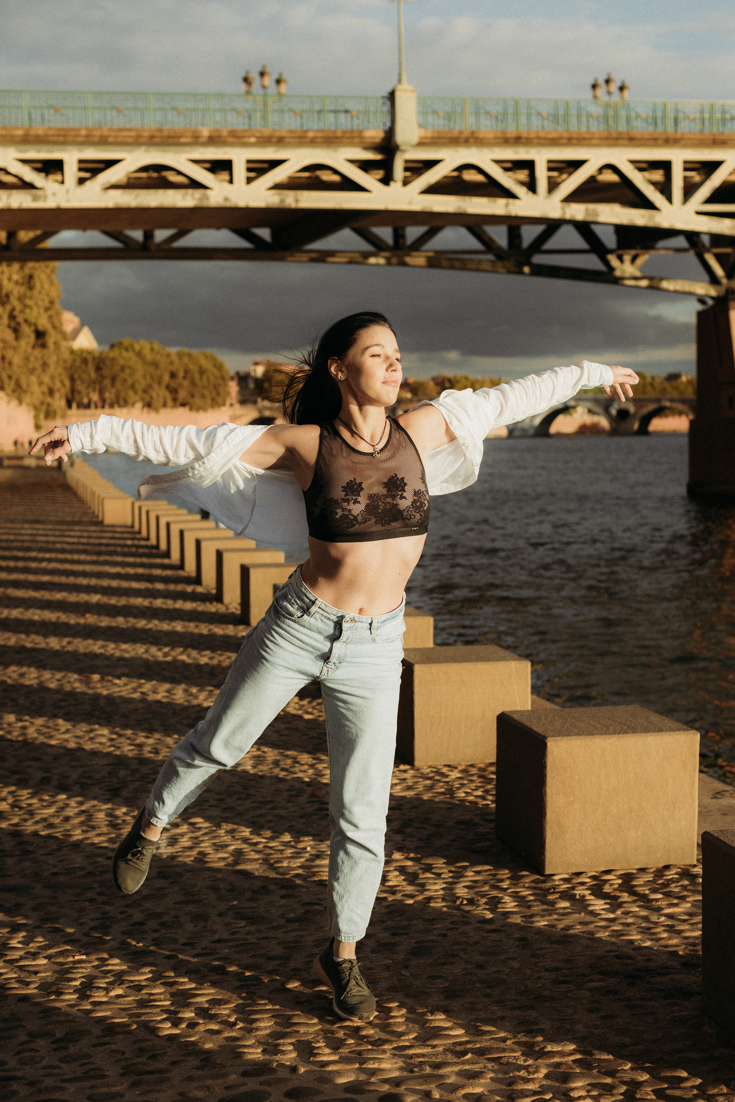 Individual photo shoot by the banks of the Garonne River in Toulouse. Eugenie Smirnova — wedding, corporate and lifestyle photographer in Toulouse and Southwest France