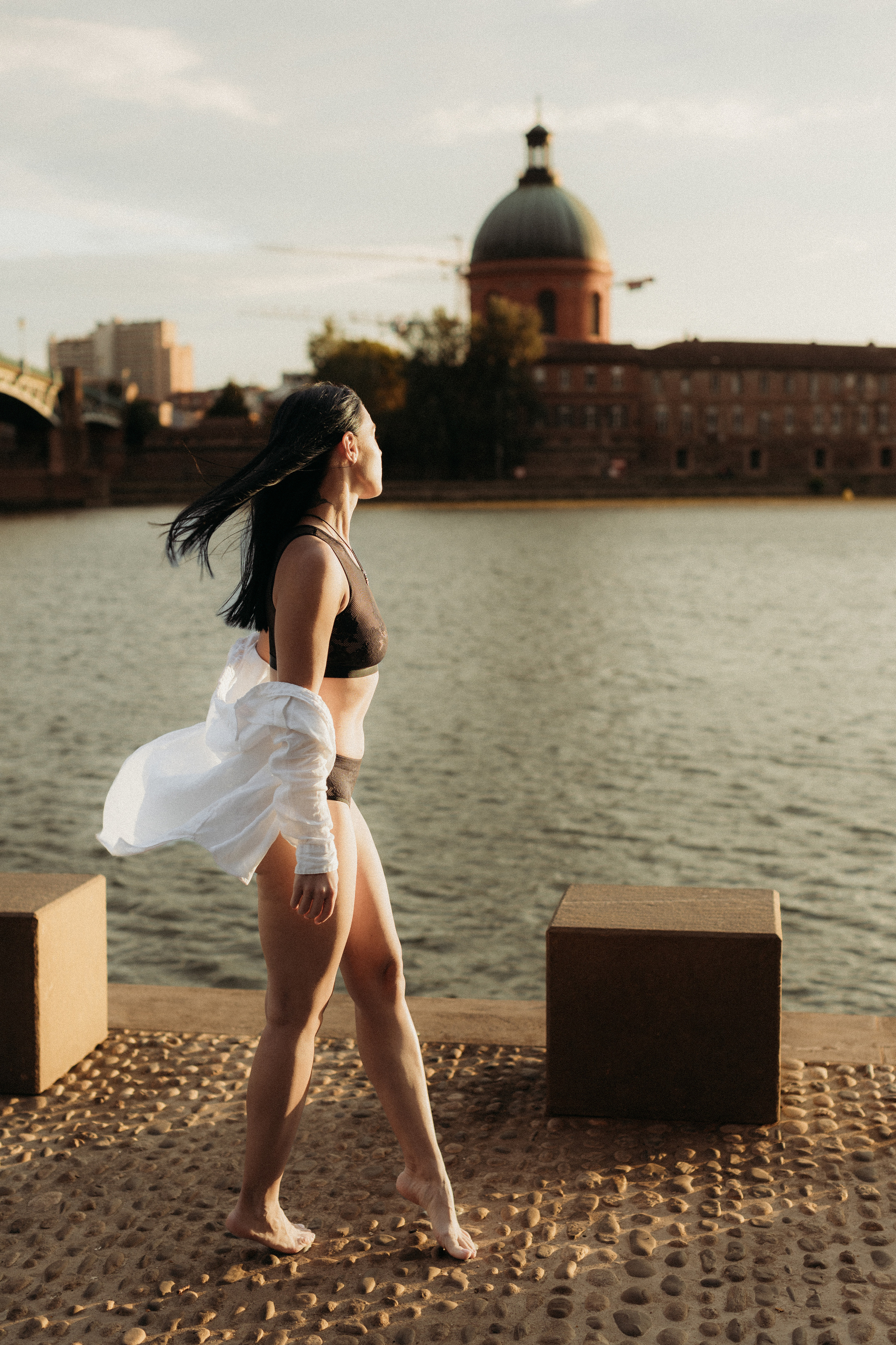 Individual photo shoot by the banks of the Garonne River in Toulouse. Eugenie Smirnova — wedding, corporate and lifestyle photographer in Toulouse and Southwest France