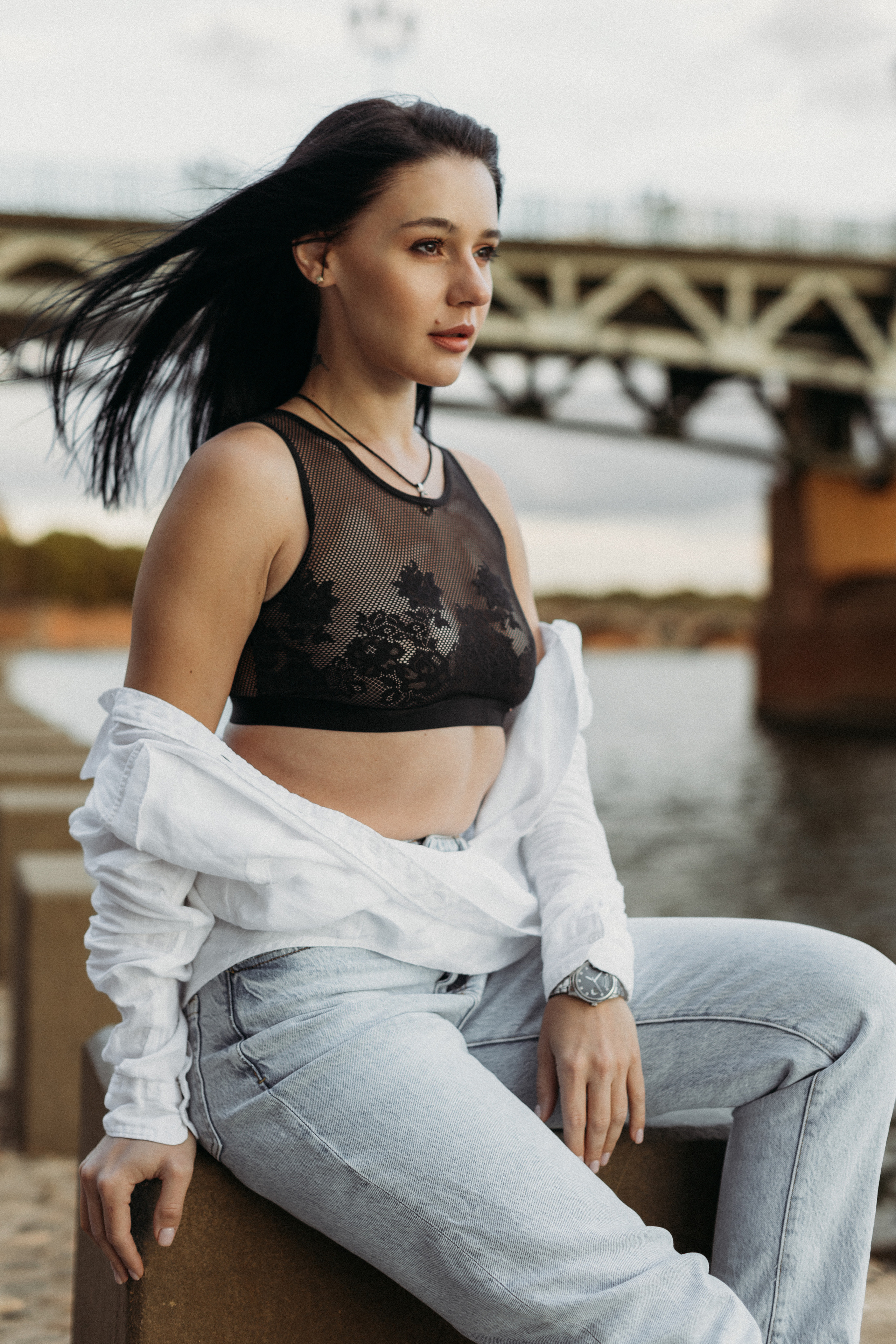 Individual photo shoot by the banks of the Garonne River in Toulouse. Eugenie Smirnova — wedding, corporate and lifestyle photographer in Toulouse and Southwest France